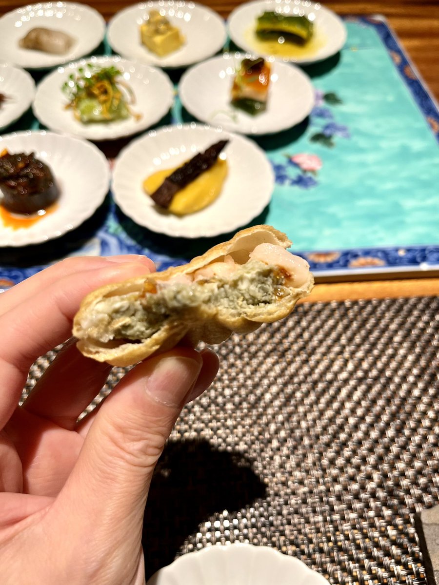 1989_0305's tweet photo. 1品目

九品膳

左最上段から右に

自家製唐墨餅
とうもろこし腐乳ソース
冷製ゴーヤ ウイキョウ
じゃこ海老 杭州風
水蛸 椒麻ソース
親子よだれ鶏
茄子 ハーブ麻婆
三不粘 編笠茸
ピータン最中

この時期に食べれる大澤シェフのスペシャリテの最中が秀逸

ゴルゴンゾーラ、ライチと合わせる稀有な一品 https://t.co/L5d7fFVcfz