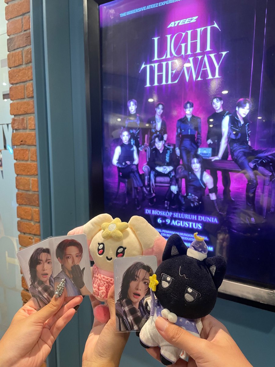 Lyxishere's tweet photo. ⭒❀⋆☆↠[🧭] 𝓣𝓸𝓭𝓪𝔂'𝓼 𝓐𝓬𝓽𝓲𝓿𝓲𝓽𝔂!↞☆⋆❀⭒

Had a Blast today watching #AteezinCinema ❤️‍🔥 Makasih banyak ke kak Zi, Kak Lady, and Ami for letting me + Zee nimbrung dan akhirnya ikut photobooth bday Mingi 🥹🤍 &amp; freebiesnya yg ucull! @matzhwall @mengjamets @winyunh0 https://t.co/qQ0EZqE40r