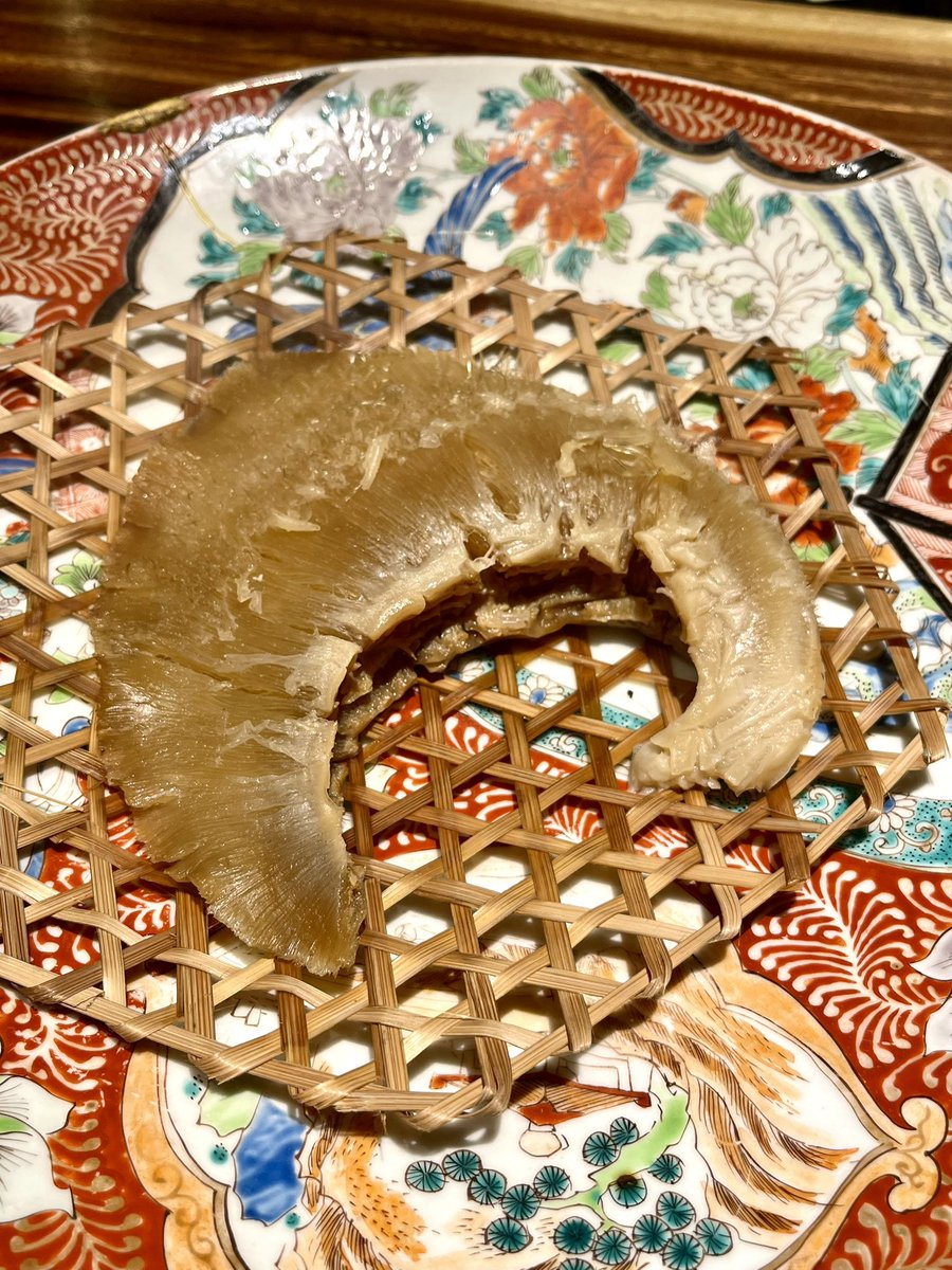 1989_0305's tweet photo. 2品目

毛鹿鮫鱶鰭 熊本産赤鶏

本日の湯

旨味が凝縮された赤鶏の白湯で鱶鰭を

湯は鶏本来の旨味の純度が高いまま雑味や臭みが無く凄くクリア

丁寧に処理された鱶鰭と最高の相性

口直しにピーナッツもやし酢漬けと金華ハムも、此方も鱶鰭と好相性 https://t.co/cVD4zM9Mmu
