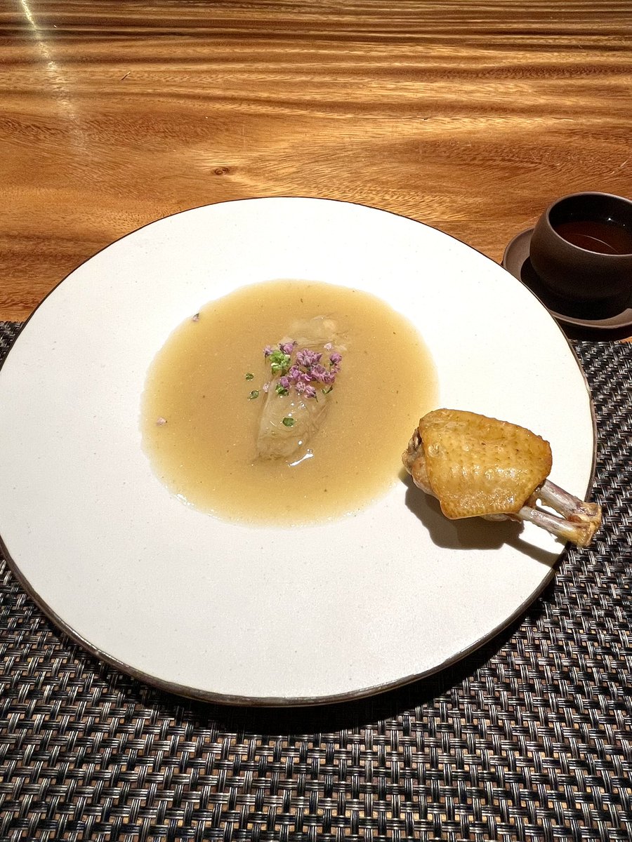 1989_0305's tweet photo. 2品目

毛鹿鮫鱶鰭 熊本産赤鶏

本日の湯

旨味が凝縮された赤鶏の白湯で鱶鰭を

湯は鶏本来の旨味の純度が高いまま雑味や臭みが無く凄くクリア

丁寧に処理された鱶鰭と最高の相性

口直しにピーナッツもやし酢漬けと金華ハムも、此方も鱶鰭と好相性 https://t.co/cVD4zM9Mmu