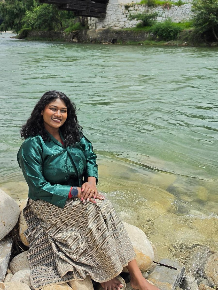 Sunitha_offi07's tweet photo. Wrapped in Bhutanese tradition, surrounded by crystal-clear waters, and at peace with the moment. 🌿🏔️✨ Sometimes, all you need is nature, culture, and a little silence to feel truly alive. 🇧🇹🤍

#BhutanDiaries #BhutaneseTradition #CrystalClearWaters #SoulfulJourneys #TravelWithMe
