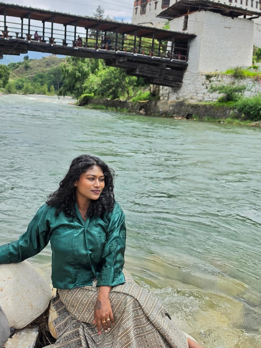 Sunitha_offi07's tweet photo. Wrapped in Bhutanese tradition, surrounded by crystal-clear waters, and at peace with the moment. 🌿🏔️✨ Sometimes, all you need is nature, culture, and a little silence to feel truly alive. 🇧🇹🤍

#BhutanDiaries #BhutaneseTradition #CrystalClearWaters #SoulfulJourneys #TravelWithMe