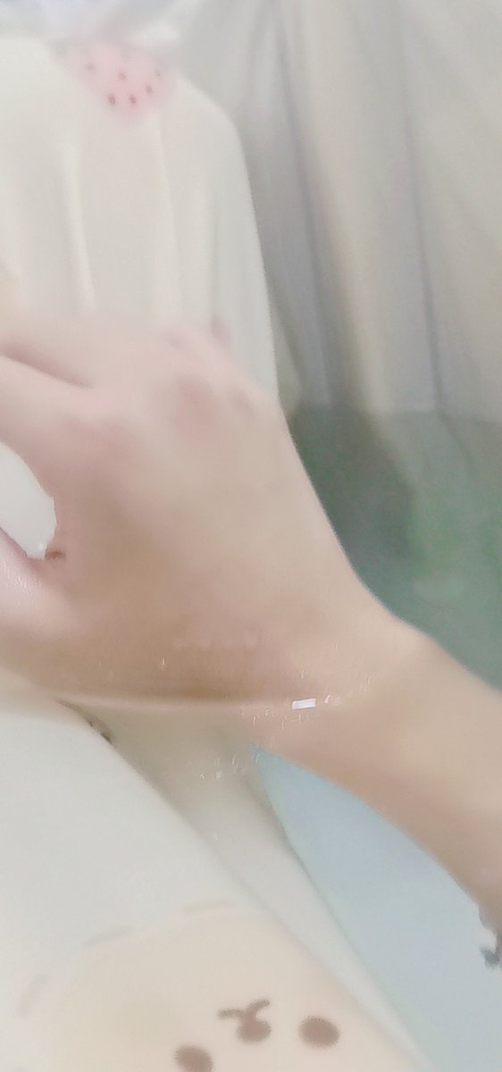 skyyi_550W's tweet photo. 啊哈♡～就是，穿着睡裙泡澡真的好舒服啊啊哈
就是....出来之后晕乎乎的.....差点晕倒(꒪⌓꒪)
最近体重又降到了48.5kg换算下来97.1斤
体质还是太弱了......
没想到这么快就25fo了照片就当大家的礼物吧！ https://t.co/k2qE6jDY6y