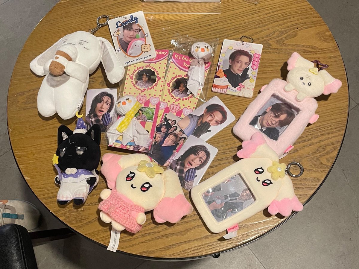Lyxishere's tweet photo. ⭒❀⋆☆↠[🧭] 𝓣𝓸𝓭𝓪𝔂'𝓼 𝓐𝓬𝓽𝓲𝓿𝓲𝓽𝔂!↞☆⋆❀⭒

Had a Blast today watching #AteezinCinema ❤️‍🔥 Makasih banyak ke kak Zi, Kak Lady, and Ami for letting me + Zee nimbrung dan akhirnya ikut photobooth bday Mingi 🥹🤍 &amp; freebiesnya yg ucull! @matzhwall @mengjamets @winyunh0 https://t.co/qQ0EZqE40r