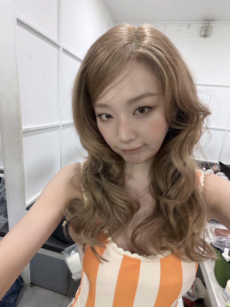 minjoohyuns's tweet photo. BURN ALL THE BLACK DYE IN KOREA NEOW https://t.co/WqPcxPjEXy