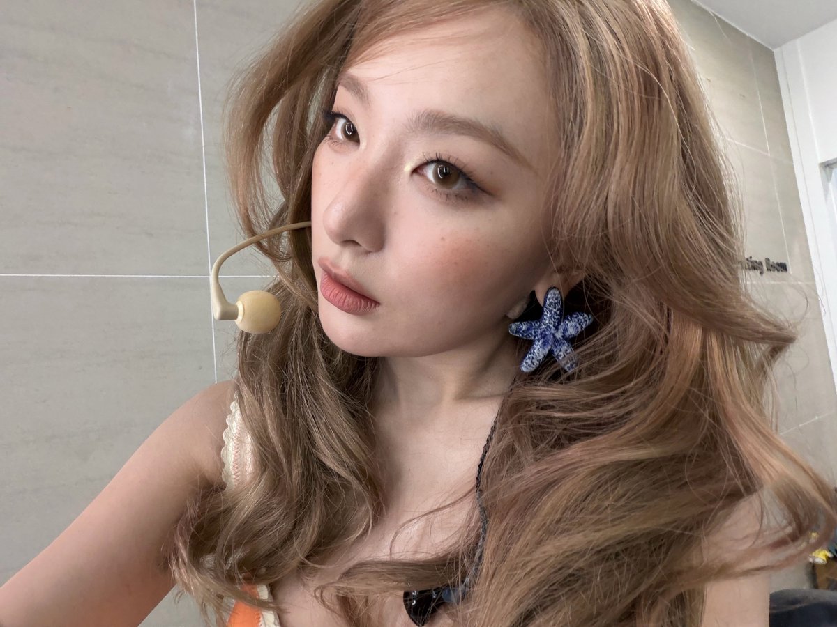 minjoohyuns's tweet photo. BURN ALL THE BLACK DYE IN KOREA NEOW https://t.co/WqPcxPjEXy