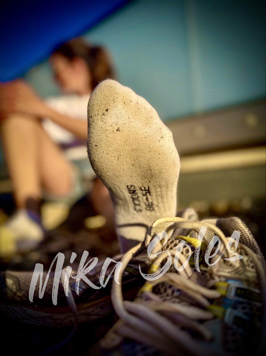 MikaSoles1's tweet photo. Where are the pros? 😏🧦🏃

I’ve worn these socks on every single run – after each run, I just let them dry and put them back on for the next one. 😅😈💨

What do you think – how many runs have they been through so far❓

Or do you need a sniff test to make a proper guess? 👃😂 https://t.co/lqQF8yidJm