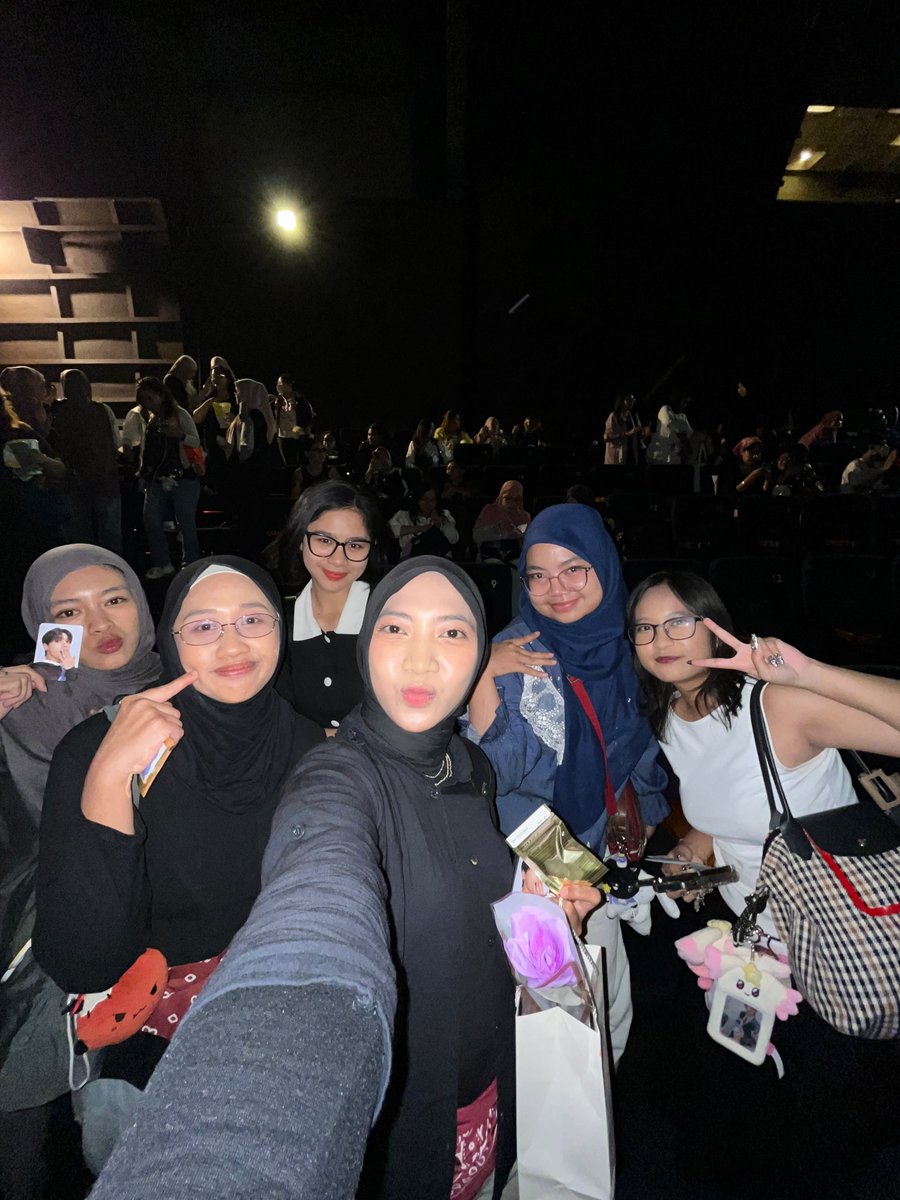 Lyxishere's tweet photo. ⭒❀⋆☆↠[🧭] 𝓣𝓸𝓭𝓪𝔂'𝓼 𝓐𝓬𝓽𝓲𝓿𝓲𝓽𝔂!↞☆⋆❀⭒

Had a Blast today watching #AteezinCinema ❤️‍🔥 Makasih banyak ke kak Zi, Kak Lady, and Ami for letting me + Zee nimbrung dan akhirnya ikut photobooth bday Mingi 🥹🤍 &amp; freebiesnya yg ucull! @matzhwall @mengjamets @winyunh0 https://t.co/qQ0EZqE40r