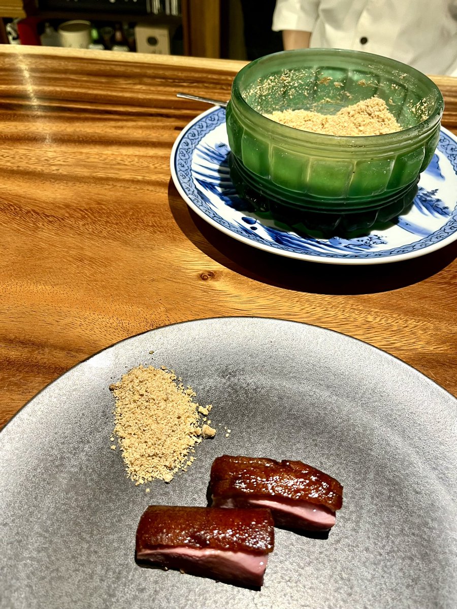 1989_0305's tweet photo. 6品目

河内鴨 広東ロースト

何時もの...

とは違い此方も火入れを改良した河内鴨

以前は中心部含めバラつきがあった火入れが均一で更に柔らかく、パリパリの皮と肉の一体感が以前より増していた感じ

やっぱり料理を追求していくのは面白いし勉強になるね https://t.co/hnze71Opoe
