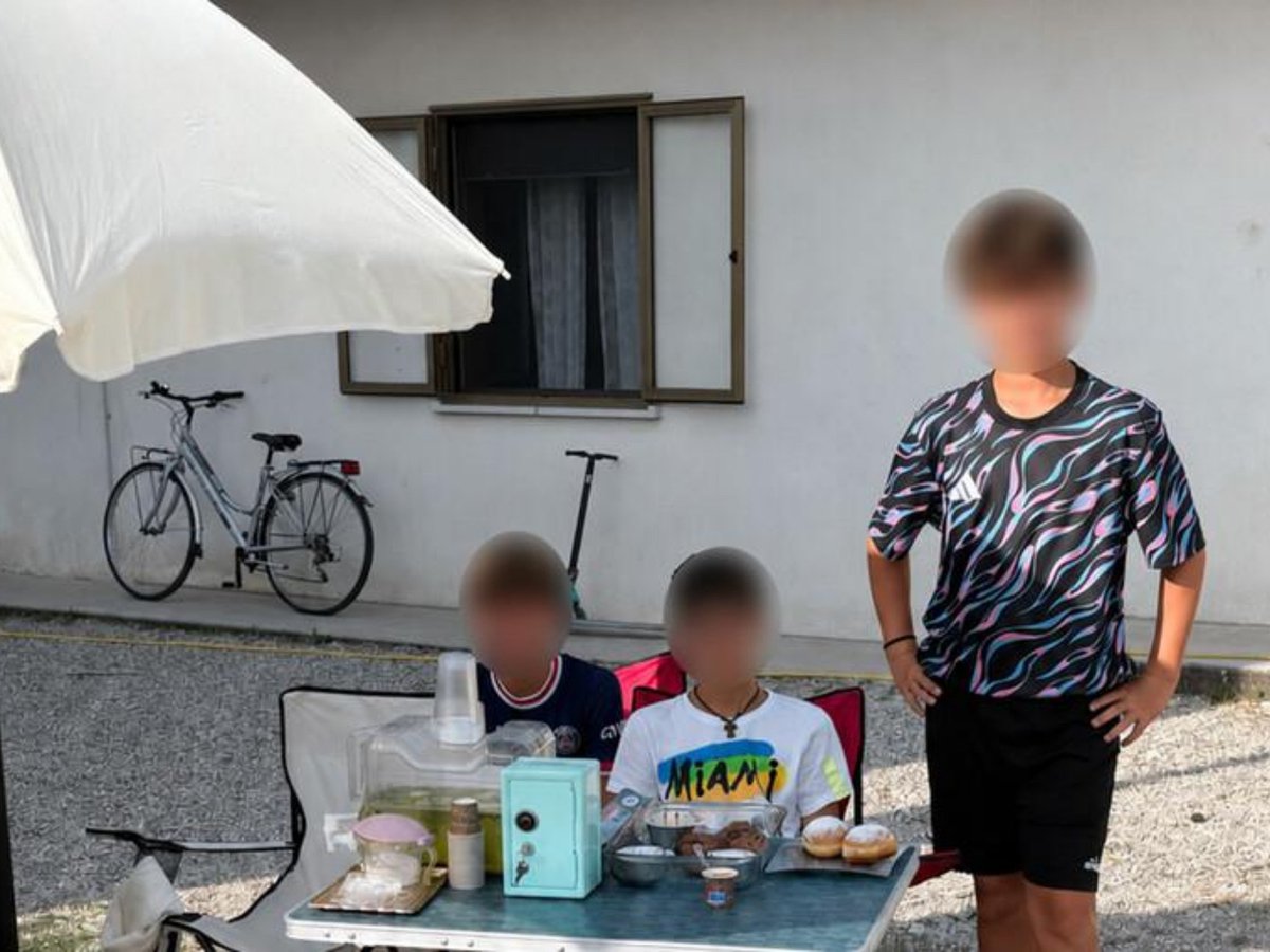 Orgoglioitalia3's tweet photo. L’Italia al contrario. Due pesi e due misure.A sinistra tre ragazzini che si mettono a vendere limonate per comprarsi il motorino: denunciati e bloccati dai vigili manco fossero dei criminali internazionali per colpa di un passante infame. Lo Stato forte con i deboli.A destra lo schifo totale in via Ardeatina a Roma. Un mercato gestito da rom pieno zeppo di roba rubata e nessuno muove un dito. Lì regna l'illegalità assoluta, ma sapete la chicca? Si sono inventati la farsa dell' "associazione culturale": se vuoi entrare in anteprima fuori dagli orari ufficiali per scovare la merce migliore ti fanno firmare un finto foglio di collaborazione per la pulizia del mercato e devi cacciare 30 euro a testa! 30 euro di pizzo per comprare roba rubata, con questi che incassano decine di migliaia di euro ogni singola settimana totalmente esentasse. Alla luce del sole e sotto gli occhi di tutti.Siamo arrivati al punto che se sei onesto ti massacrano, se gestisci un business illegale diventi intoccabile e ti inventi pure le regole d'ingresso per fare i soldi veri in nero. Vergogna totale. @gualtierieurope @GDF  @_Carabinieri_ @poliziadistato