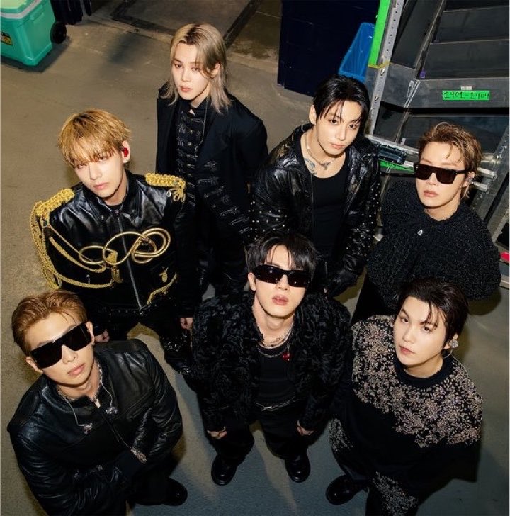 Borahae_tk_'s tweet photo. Yes, BTS was born within the 아이돌 system of K-pop. So what? That was their starting point, not a lifelong sentence. Their talent, career, influence, recognition and prestige transcended that category a long time ago. Continuing to reduce them to “idols” as if that were all they are is trying to squeeze global artists into a box they outgrew years ago.
Does someone join a company as a junior and remain a junior for the rest of their life? People evolve, grow, and move forward. BTS is no different. And no, BTS is not here to entertain you, meet your expectations, or remain where you decided to place them. They have built a career that deserves to be respected.
Calling them simply “idols” when everything they have achieved goes far beyond that label isn’t acknowledging where they came from, it’s deliberately ignoring who they have become.