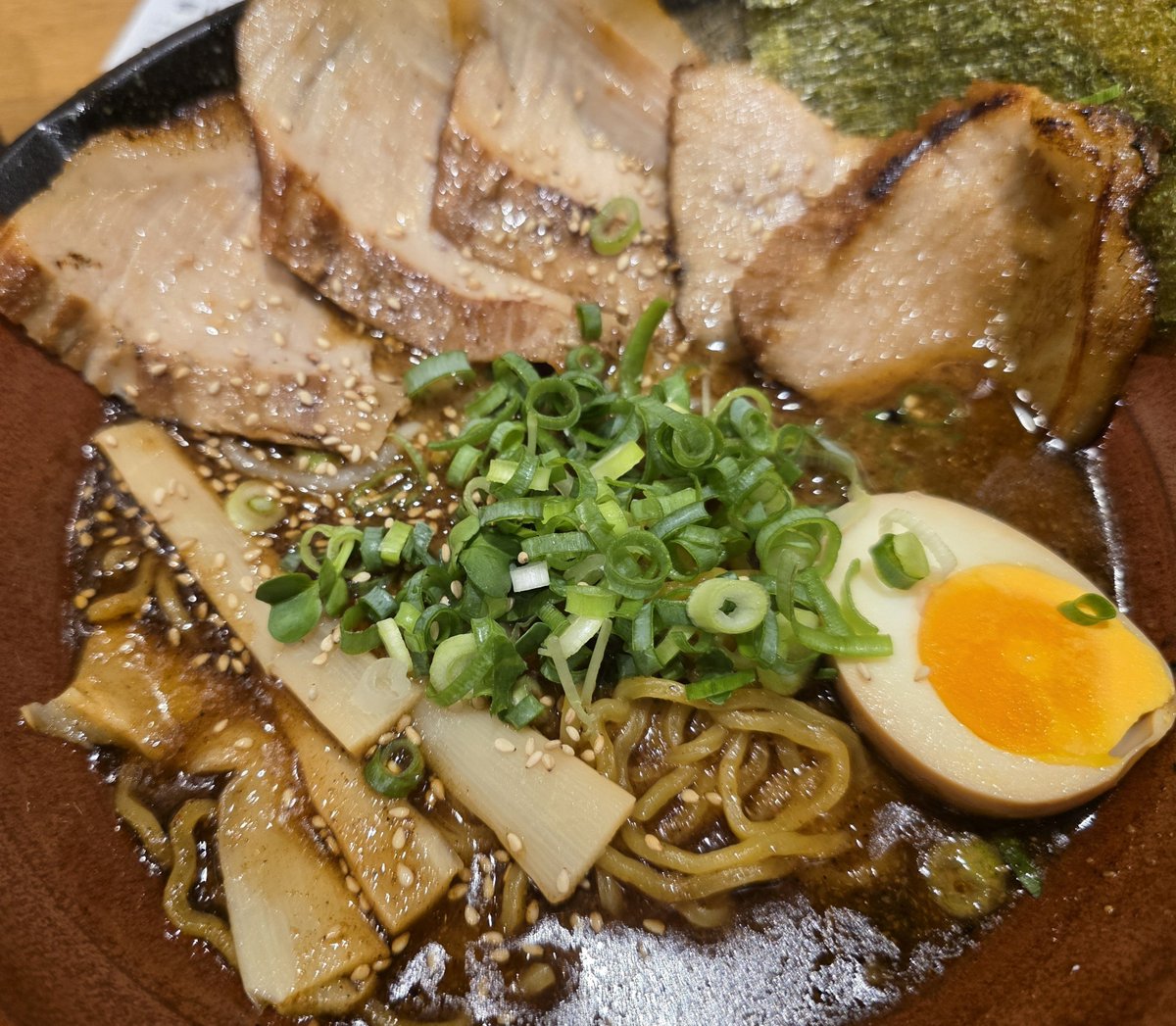 Taeken01's tweet photo. 日曜は久しぶりの雀荘からのラーメン
めっちゃ平たい結果で楽しい戦いだった https://t.co/8xh1deiX5w