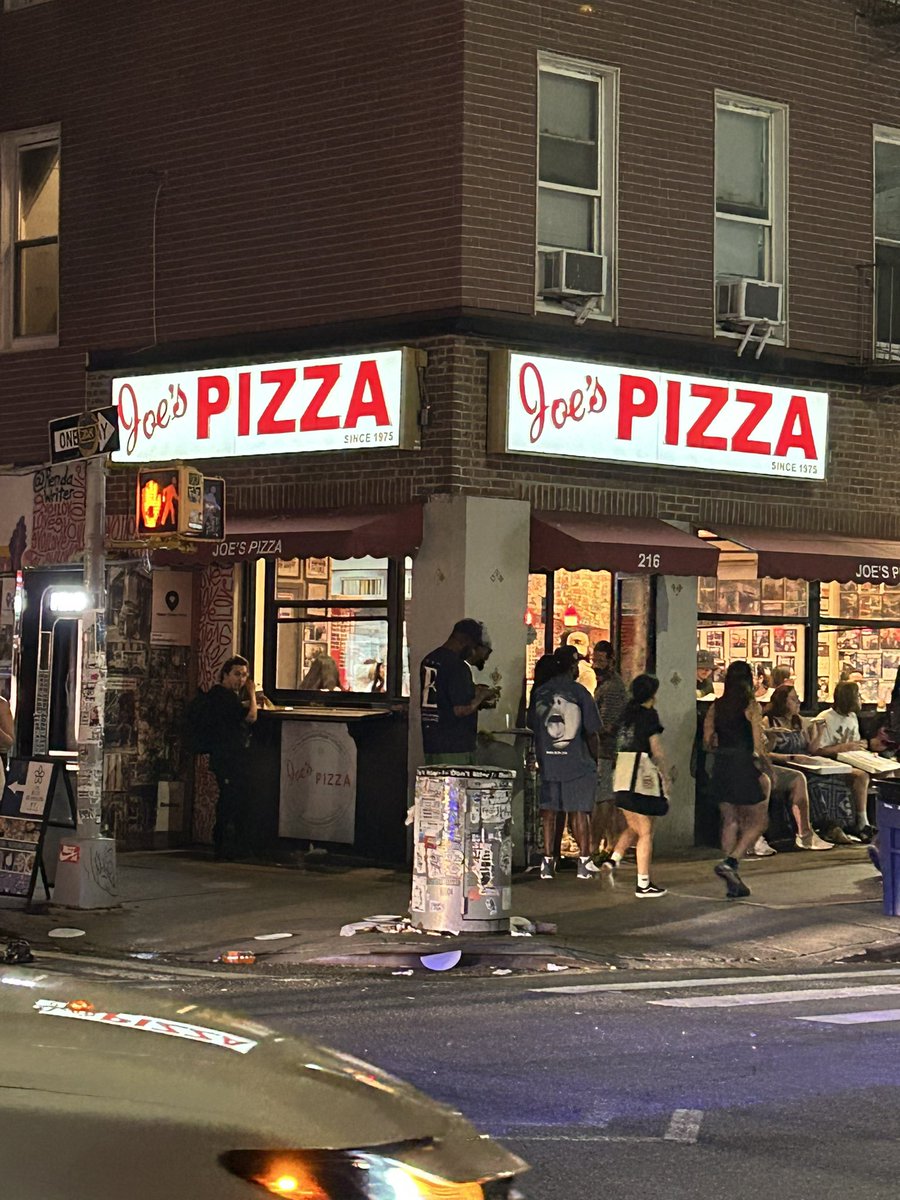 16nyniner80's tweet photo. where the world goes for 🍕 https://t.co/eJGOVTFzRW