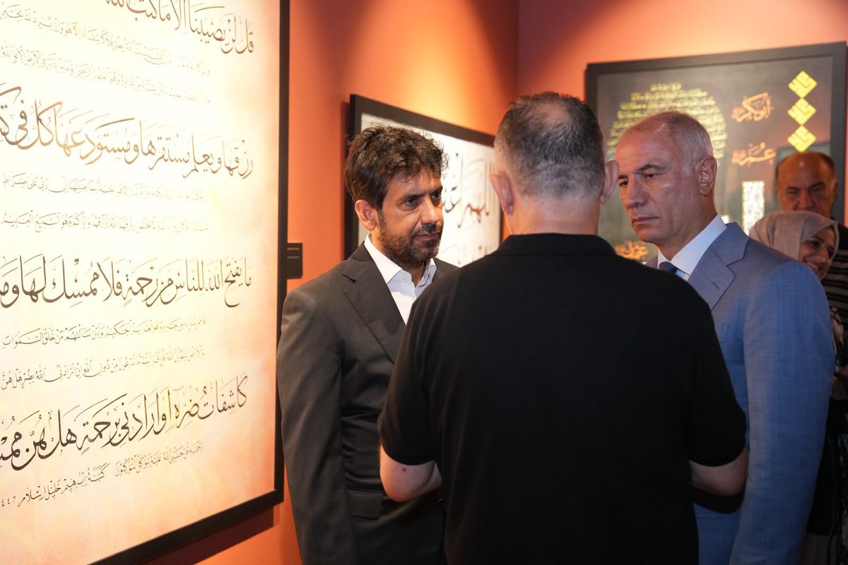 BatuhanMUMCU's tweet photo. Değerli Mehmet Çebi’yi; hat, hilye ve tesbih sanatının seçkin örneklerini bir araya getiren “Sessiz Zarafet” sergisi dolayısıyla tebrik ediyorum.

Asırlık bir sanat ve estetik birikimini günümüzün zarafet anlayışıyla buluşturan bu kıymetli koleksiyon, geleneksel sanatlarımızın yaşayan ve ilham veren yönünü bir kez daha ortaya koyuyor.

Kültürel mirasımızın korunmasına, yaşatılmasına ve gelecek nesillere aktarılmasına katkı sunan bu anlamlı serginin hayırlı olmasını diliyor; emeği geçen, destek veren herkesi gönülden tebrik ediyorum.

#MehmetÇebi