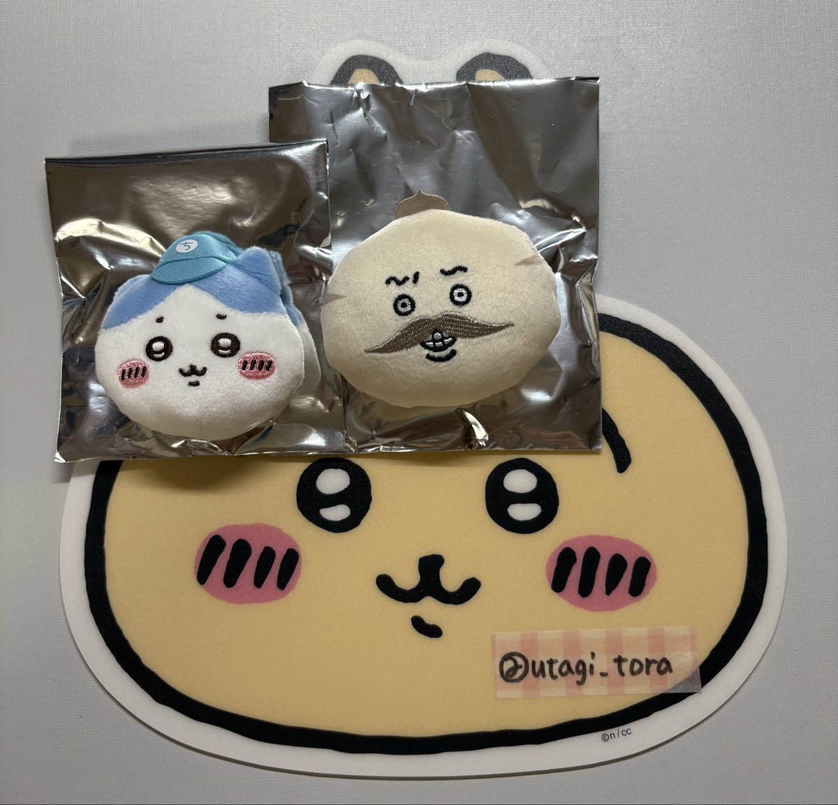 utagi_tora's tweet photo. 【交換】
ちいかわ　おかおバッジ　ノベルティ　映画

譲　島二郎、ハチワレ
求　セイレーン（通常、赤目）

郵送交換希望です。
検索からのお声がけ大歓迎です！
よろしくおねがいいたします◎ https://t.co/FtSQ94GSCp