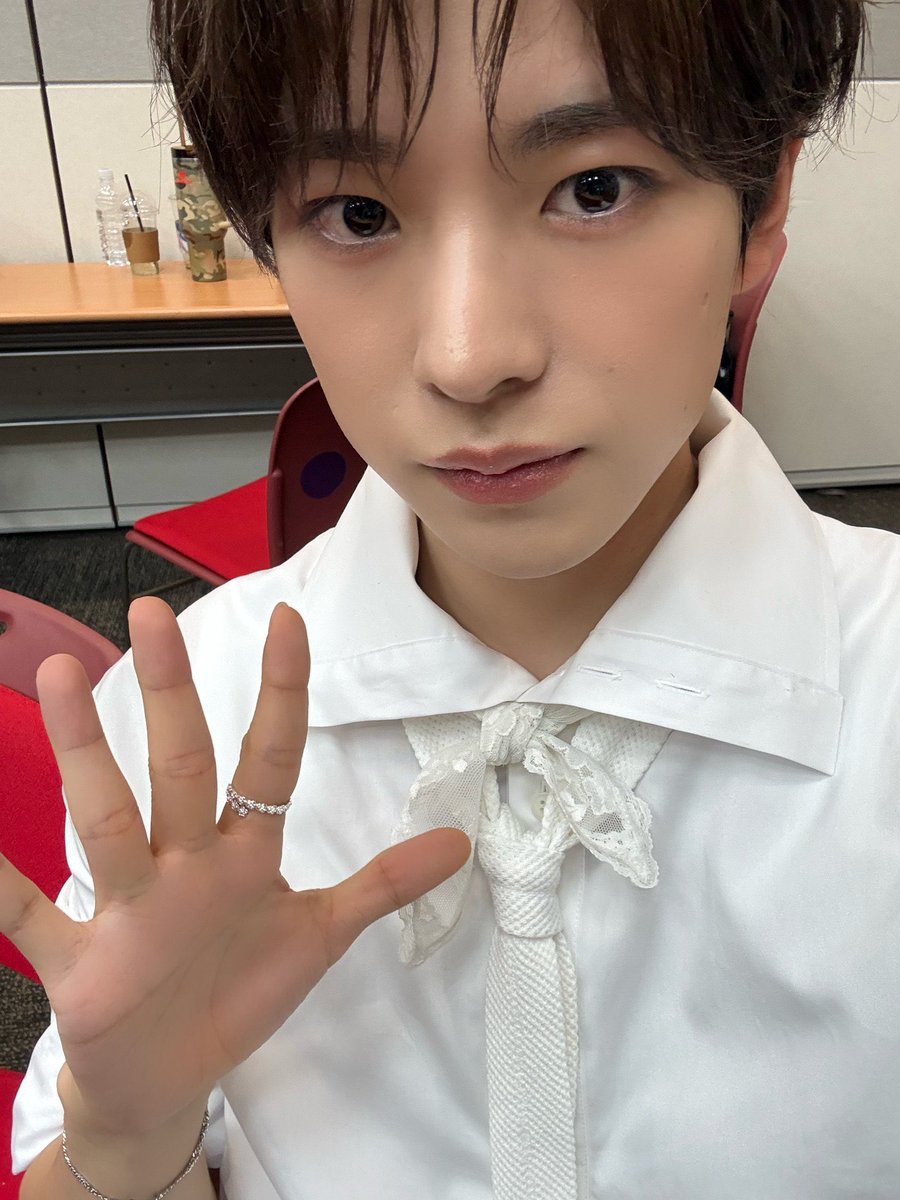oecscape's tweet photo. the new yushi selca reminded me this idk why😭😭😭 https://t.co/o3a6MaWKOs