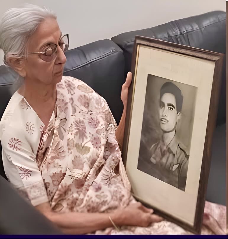 priority_n's tweet photo. Born on Aug 9, 1943,
Commissioned Mar 13, 1966,
#POW since Dec 10, 1971.

Had he not been #MIA , wife Suman Mam and Son Vipul would be celebrating 83rd Birthday of a Brave Soldier of 🇮🇳.

He is believed to be captured after flying from Kheria Airbase, while navigating fighter Canberra on Dec 10, 1971 during #OperationCactusLily 

Remembering,
FLIGHT LIEUTENANT MANOHAR PUROHIT
5 SQN @IAF_MCC

one of the unfortunate #Missing54 whom we kept languishing in pak.
#KnowYourHeroes
