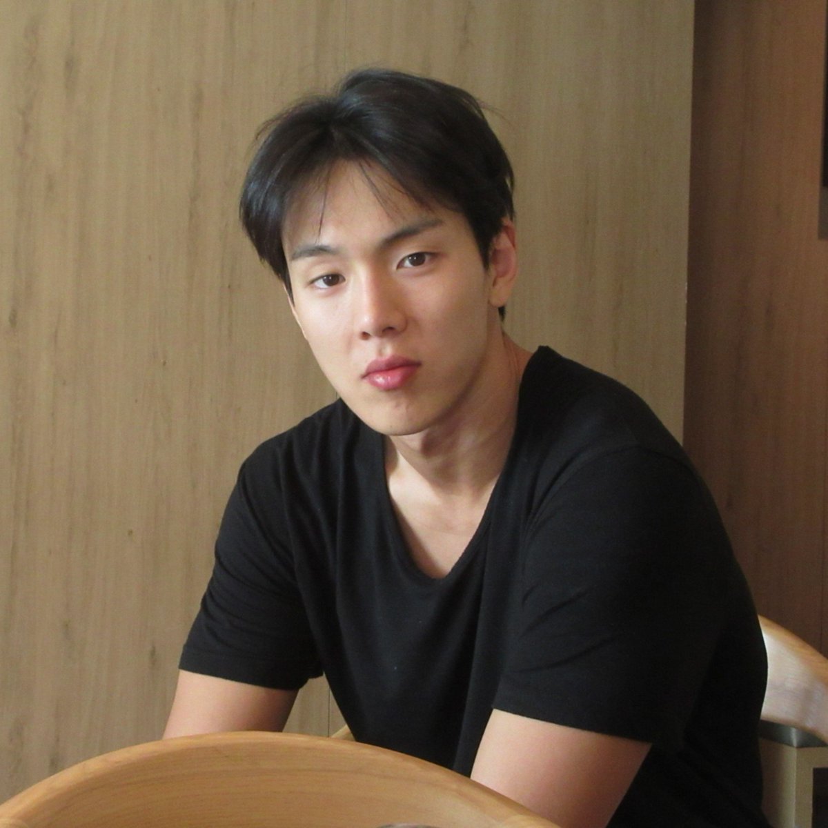 SnowEd5500's tweet photo. 한결같은 포즈와 눈빛 https://t.co/kdHS0JYmrT