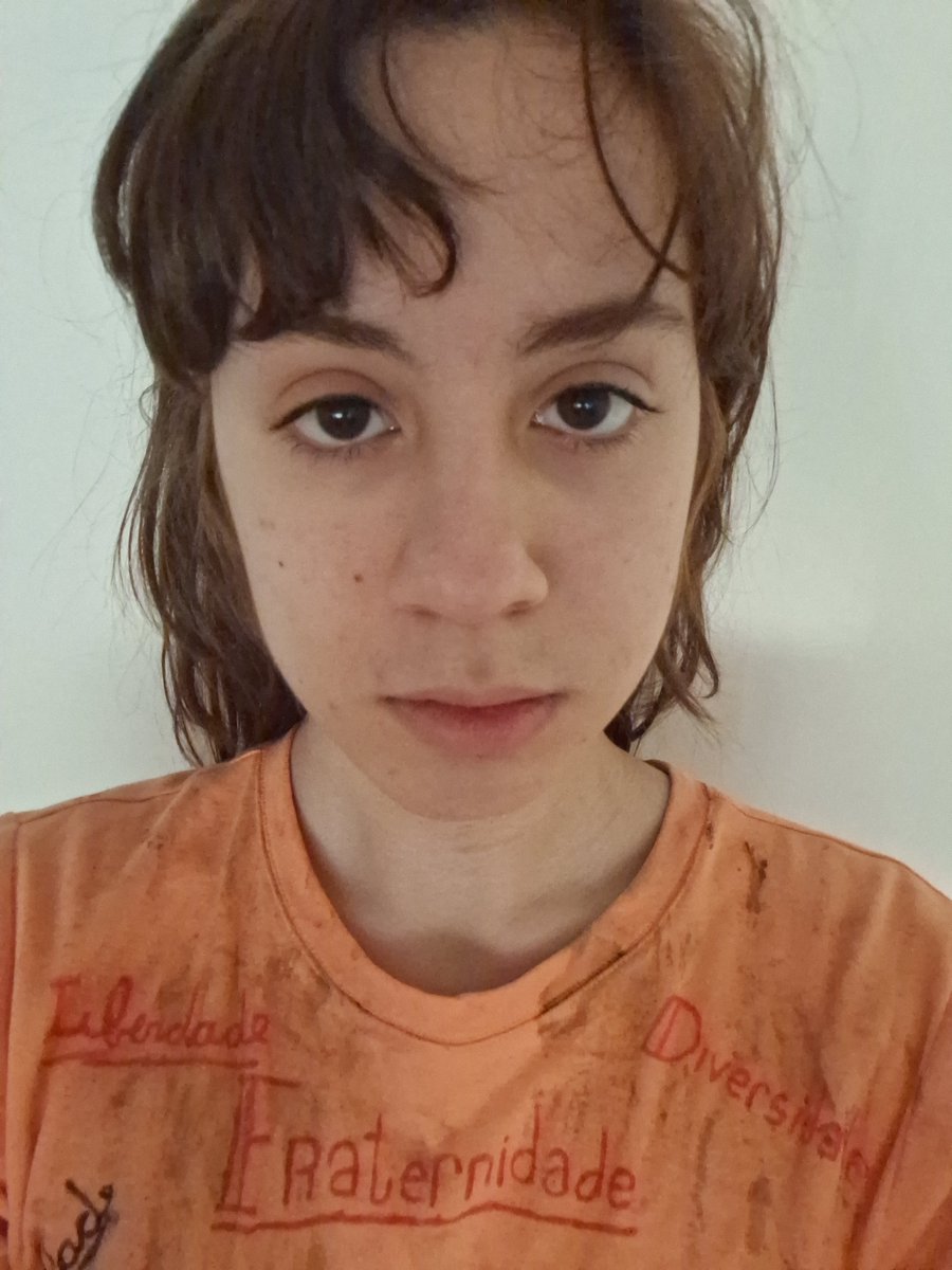 Xborderlindazzz's tweet photo. queria me sentir bonita sem maquiagem ❤️‍🩹 (a camiseta que eu fiz no oitavo ano toda suja pq uso pra pintar o cabelo) https://t.co/1D3B59crMf