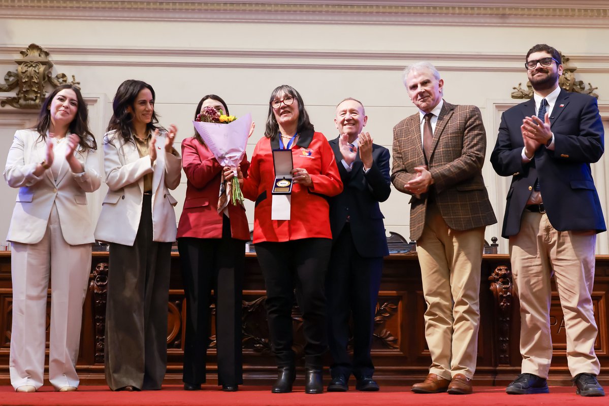 Senado_Chile's tweet photo. 🫂 🤝 En el Mes de la Dirigencia Social, el Senado participó en la segunda versión del Premio a la Dirigencia Social y Comunitaria.
La senadora Paulina Núñez destacó el rol vital de quienes trabajan voluntariamente por sus comunidades.

#SenadoChile #DirigenciaSocial #Comunidad https://t.co/Ro911OKc6U