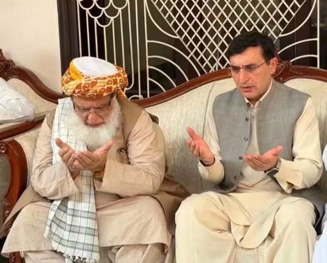 DrAmjadAliSwat's tweet photo. بونیر: امیر جےیوآئی خیبرپختونخوا سینیٹر مولانا عطاءالرحمٰن صاحب پاکستان تحریک انصاف کے چیئرمین بیرسٹر گوہر علی خان اور جوہر علی خان ایڈوکیٹ کی والدہ محترمہ کے انتقال پر اظہارِ تعزیت اور فاتحہ خوانی کےلیے انکی رہائش گاہ آمد،

#JUIDigitalMediaKP #TeamJUIKP https://t.co/SAzzOgBtrD
