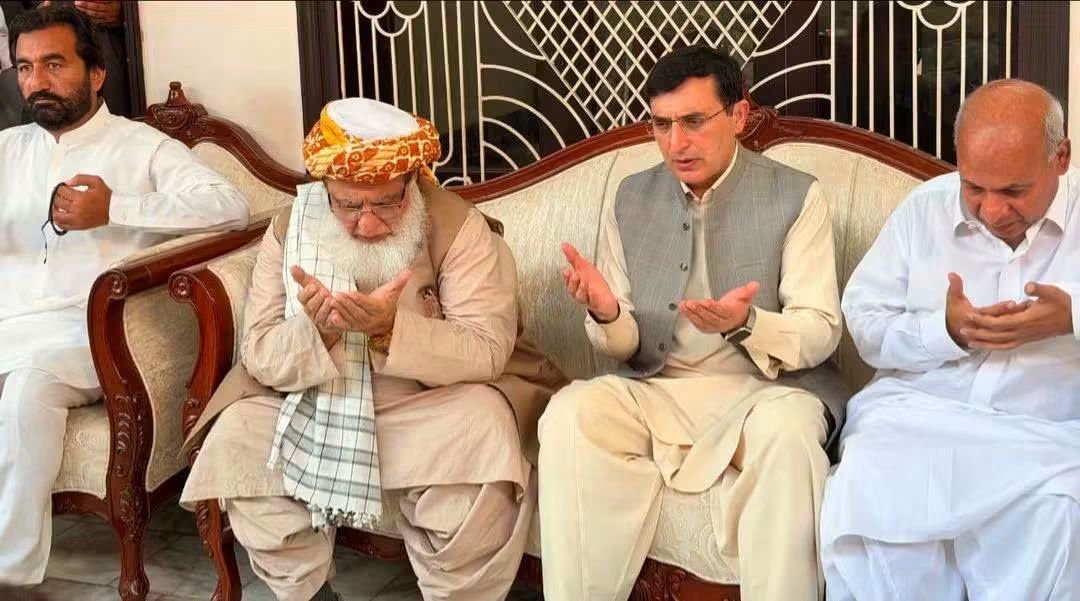 DrAmjadAliSwat's tweet photo. بونیر: امیر جےیوآئی خیبرپختونخوا سینیٹر مولانا عطاءالرحمٰن صاحب پاکستان تحریک انصاف کے چیئرمین بیرسٹر گوہر علی خان اور جوہر علی خان ایڈوکیٹ کی والدہ محترمہ کے انتقال پر اظہارِ تعزیت اور فاتحہ خوانی کےلیے انکی رہائش گاہ آمد،

#JUIDigitalMediaKP #TeamJUIKP https://t.co/SAzzOgBtrD