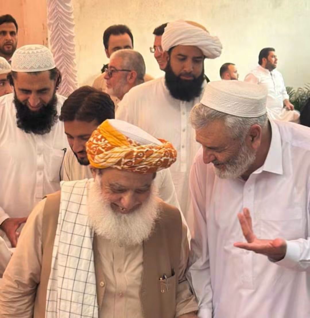 DrAmjadAliSwat's tweet photo. بونیر: امیر جےیوآئی خیبرپختونخوا سینیٹر مولانا عطاءالرحمٰن صاحب پاکستان تحریک انصاف کے چیئرمین بیرسٹر گوہر علی خان اور جوہر علی خان ایڈوکیٹ کی والدہ محترمہ کے انتقال پر اظہارِ تعزیت اور فاتحہ خوانی کےلیے انکی رہائش گاہ آمد،

#JUIDigitalMediaKP #TeamJUIKP https://t.co/SAzzOgBtrD