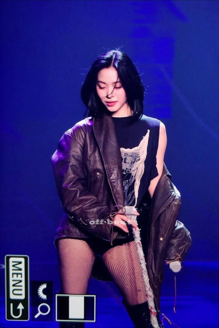jinliaseulrene's tweet photo. — “Toxic X.” —

A jinlia / ryujisu au (tagalog) wherein lia and ryujin are exes but still communicate to each other.

How toxic can they get? https://t.co/9O8YeJkATL
