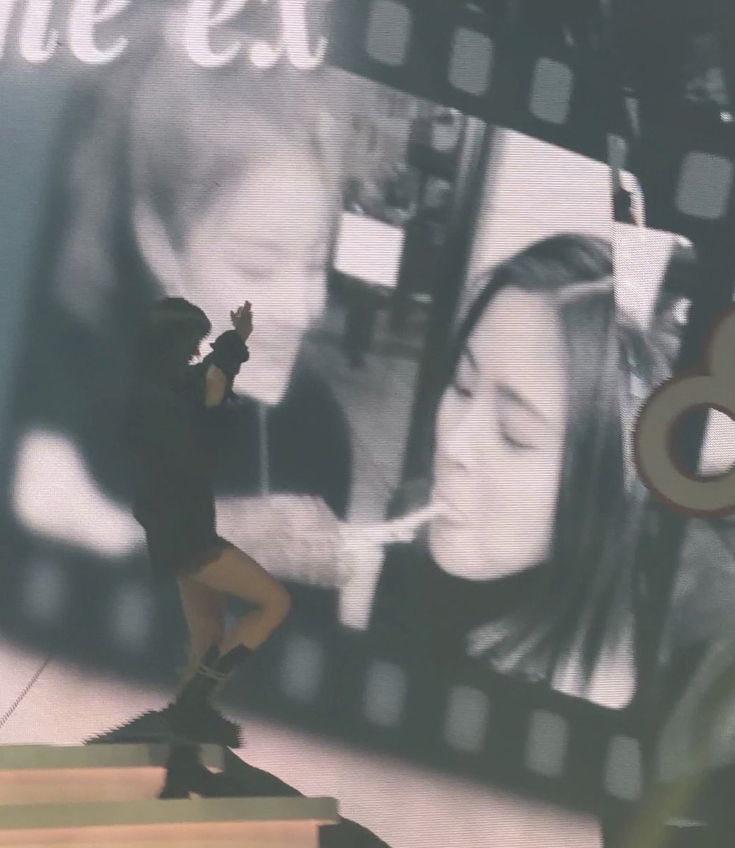 jinliaseulrene's tweet photo. — “Toxic X.” —

A jinlia / ryujisu au (tagalog) wherein lia and ryujin are exes but still communicate to each other.

How toxic can they get? https://t.co/9O8YeJkATL