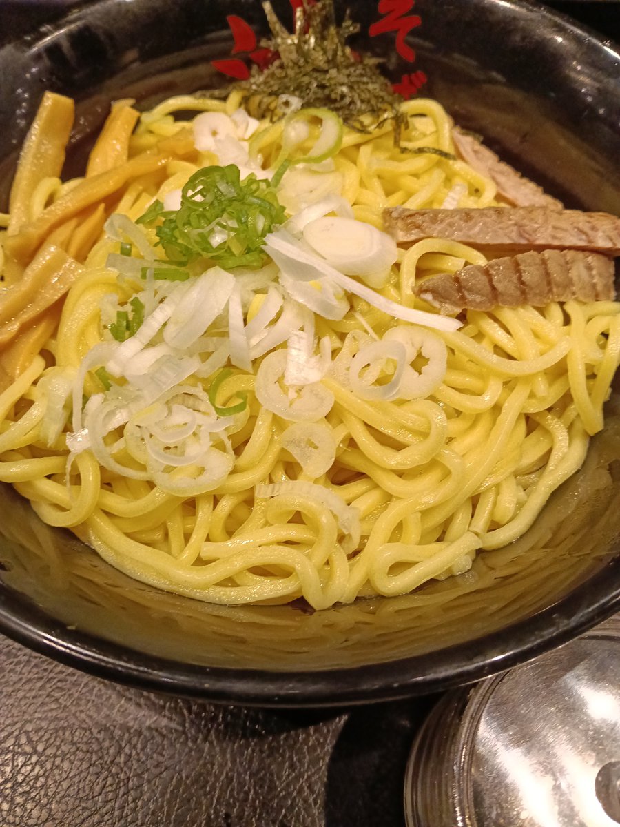 train_bleu's tweet photo. 東京油組総本店の油そばW盛り。
手前は柚子胡椒。頼めば無料。 https://t.co/PvPuqAAOAl