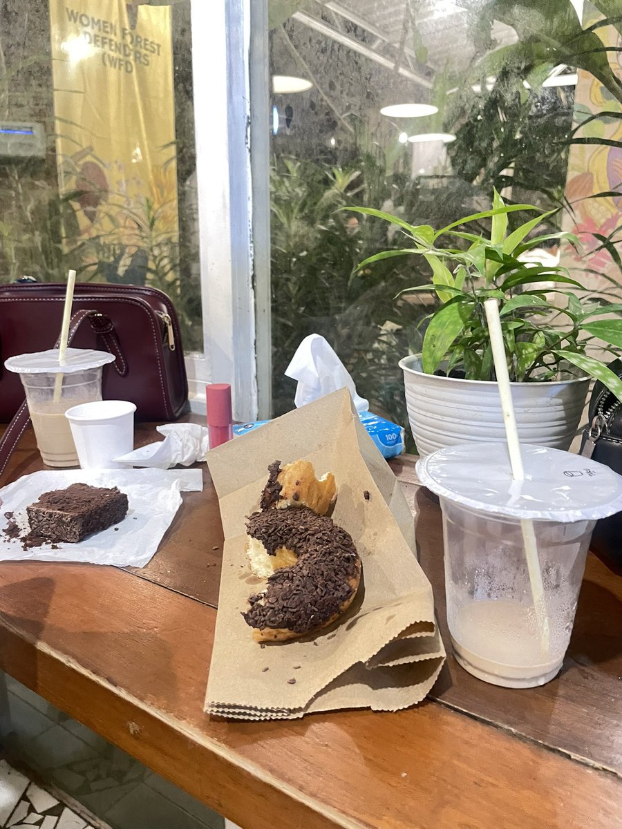 vinciaella's tweet photo. Sore ini aku ke Tuku kan, dan aku tuh tipe orang yang kalo lagi nongkrong, minuman tuh bisa langsung abis gitu aja 😭😭 bukan karena haus banget juga, emang kalo udah ada minuman di depan mata kaya pgn minum aja terus sampe habis wkwkwk ada yang sama ga?

Liat aja perbedaannya dari foto ini, tau kan kopi aku yang mana? 😂
Yang satu masih banyak, punya aku tinggal kenangan 🥰
Padahal baru juga duduk, ngobrol belum lama, donatnya aja bahkan belum abis tapi kopi udah lenyap duluan wkwkwk solusinya usahain bawa tumblr isi air putih aja sih kemana mana