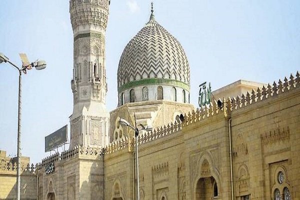 Ashkan_Atheist's tweet photo. تا حالا براتون سوال شده زینب دختر علی واقعا کجا دفن شده؟

لابد "دمشق"

نه.

مسئله به این سادگی نیست.

بعد از کربلا، اسرا رو به کوفه بردن.

بعد به شام.

بعد نزد یزید.

تا اینجای داستان، مسیر کلی روشنه.

اما بعدش چی؟

اینجا باید به منابع قدیمی‌تر نگاه کنیم.

ابن‌عساکر در تاریخ دمشق نقل می‌کنه که یزید به نعمان بن بشیر دستور داد اسرا رو با احترام و همراه محافظ، از شام به مدینه برگردونه.

این خودش مسئله مهمیه.

"با احترام و همراه محافظ"

ولی موضوع این یادداشت نیست.

ابن‌اثیر هم در الکامل همین مسیر کلی رو گزارش می‌کنه:

یزید، نعمان بن بشیر رو مامور کرد اهل بیت حسین رو به مدینه ببره.

یعنی آخرین نقطه روشن زندگی زینب بعد از شام، دمشق نیست.

مدینه‌ست.

حالا سوال تازه شروع می‌شه:

اگر زینب بعد از شام به مدینه برگشت، پس قبر دمشق از کجا اومد؟

درباره زینب، ما با یک قبر قطعی روبه‌رو نیستیم.

با چند ادعا روبه‌روایم:

مدینه.

دمشق.

قاهره.

یعنی یک شخصیت تاریخی، چند محل دفن مشهور پیدا کرده.

همین‌جا باید چراغ خطر روشن بشه.

اگر تاریخ روشن بود، چرا چند قبر؟

طرفداران قول دمشق می‌گن زینب بعدا دوباره از مدینه به شام رفت.

یکی می‌گه با شوهرش عبدالله بن جعفر رفت.

یکی می‌گه به خاطر قحطی رفت.

یکی می‌گه به خاطر بیماری رفت.

یکی می‌گه تبعید شد.

اما مشکل اینجاست:

خروج دوباره زینب از مدینه، سند محکم و نزدیک به واقعه نداره.

سید محسن امین عاملی، عالم بزرگ شیعه و صاحب اعیان الشیعه، خودش همین‌جا متوقف شده.

خوبه بدونین محسن امین سال‌ها در دمشق زندگی کرده بود.

یعنی آدمی نبود که با جغرافیای شام بیگانه باشه.

او در اعیان الشیعه می‌گه قبر زینب باید در مدینه باشه، چون بازگشت او به مدینه ثابت شده، اما خروج دوباره‌اش از مدینه ثابت نشده.

دقت کنین.

یک عالم بزرگ شیعه می‌گه:

بازگشت زینب به مدینه ثابت شده‌ست.

خروج دوباره‌اش از مدینه ثابت شده نیست.

پس قبر دمشق روی پایه محکمی نیست.

بعد می‌ره سراغ داستان معروف قحطی.

می‌گه گفته شده عبدالله بن جعفر زمین و مزرعه‌ای در شام داشته و زینب را با خودش برده.

اما محسن امین می‌گه با جست‌وجو و بررسی، چنین چیزی را در کلام هیچ مورخی ندیده.

یعنی برای درست کردن قبر دمشق، بعدا قصه ساختن:

قحطی شد.

شوهرش مزرعه داشت.

زینب رفت شام.

اونجا مریض شد.

همون‌جا دفن شد.

اما وقتی می‌پرسی کدام مورخ قدیمی این را گفته، صداها می‌خوابه.

از طرف دیگه، خود زیارتگاه دمشق هم داستان ساده‌ای نداره.

ابن‌جبیر، یاقوت حموی و ابن‌عساکر از قبری در منطقه راویه، نزدیک دمشق، یاد کردن.

پس اصل یک مزار قدیمی در اونجا رو نمی‌شه انکار کرد.

اما سوال اینه:

اون قبر، دقیقا قبر چه کسی بوده؟

روی سنگی که سید محسن امین دیده، نوشته بوده:

قبر زینب، مکنی به ام‌کلثوم، دختر علی.

همین‌جا مشکل شروع می‌شه.

چون در منابع نسبی و تاریخی، زینب کبری و ام‌کلثوم معمولا یکی نیستن.

شیخ مفید در الارشاد، فرزندان علی و فاطمه را می‌شماره و زینب کبری و زینب صغری، یعنی ام‌کلثوم، رو جدا می‌آورد.

پس وقتی قبری در دمشق با عنوان زینب مکنی به ام‌کلثوم معرفی می‌شه، معلومه با یک نسبت‌گذاری مبهم و آمیخته طرفیم.

نه یک شناسنامه تاریخی تمیز.

قاهره هم برای خودش حرم زینب داره.

دمشق هم برای خودش حرم زینب داره.

مدینه هم از نظر کسانی مثل سید محسن امین، محتمل‌ترین محل مرگ و دفن زینبه.

حالا کدوم قطعیه؟

هیچ‌کدوم با قطعیت قابل اثبات نیست.

اما دمشق از همه بیشتر به سنت زیارتگاهی و روایت‌های متاخر تکیه داره.

نه به گزارش نزدیک به زندگی زینب.

حالا شاید بپرسین:

"خوب اینا تاریخه. چه اهمیتی داره؟"

اهمیتش اینجاست.

سال‌ها گفتن:

"حرم زینب در خطره"

"حرم رقیه در خطره"

با همین جمله‌ها، بچه هیئتی‌ها رو فرستادن سوریه.

بعدا محمود چهارباغی، فرمانده توپخانه سپاه در سوریه، حرف اصلی رو گفت.

گفت خامنه‌ای به قاسم سلیمانی گفته بود:

"برو بشار اسد رو حفظ کن"

همین.

حرم، اسم رمز بود.

زینب، پوشش عاطفی بود.

ماموریت، حفظ اسد بود.

به بچه هیئتی نگفتن برو برای دیکتاتور دمشق بجنگ.

نگفتن برو بکش و کشته شو برای بقای اسد.

گفتن برو از حرم دختر علی دفاع کن.

این‌جوری روایت "مدافع حرم" رو ساختن.

از یک قبر نامطمئن، یک ماجرای ایمانی خطرناک ساختن.

از یک انتساب تاریخی لرزان، مجوز خون صادر کردن.

اسد رفت.

حرم هم مال هرکی که هست، هنوز سر جاشه.

کسی با خاک یکسانش نکرد.

ولی روایت "دفاع از حرم" با خاک یکسان شد.

مثل زندگی مردم سوریه.

منابع در کامنت.