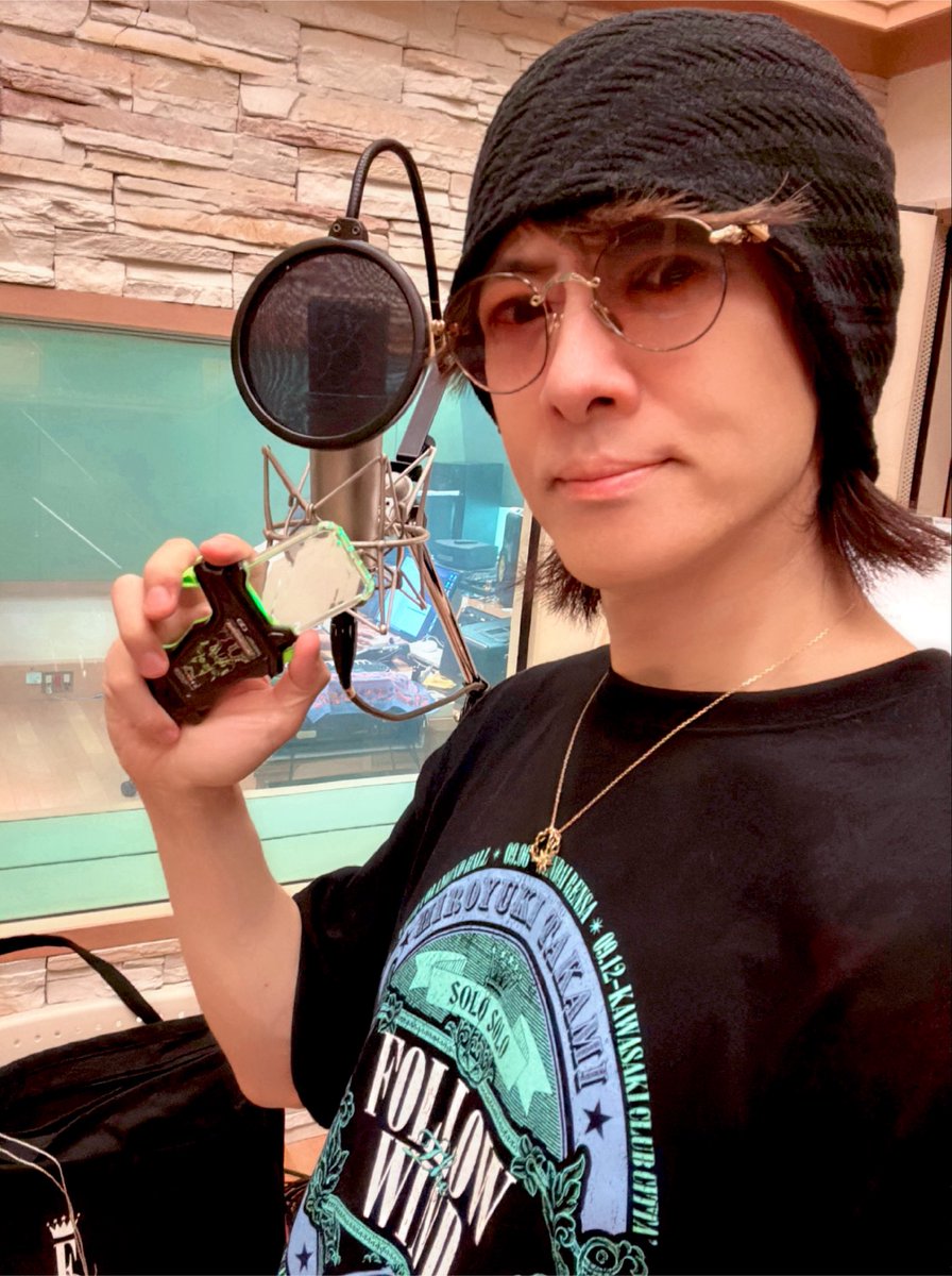 TAKAMI_HIROYUKI's tweet photo. LVツアー豊洲PITへ向けてラストスパートエナジー補給ガシャットオッ⚡️⚡️⚡️‼️‼️‼️(どんだけのパワーだよ😜) #貴水博之 #followthewind #CD販売 #豊洲PIT #初ハイタッチ #仮面ライダー #パワー注入 https://t.co/yTBlDHgJmZ