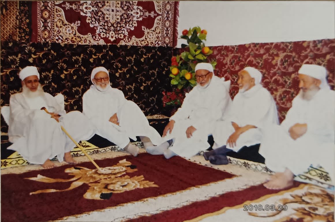 Abdulla05016707's tweet photo. مِن اليمين إلى اليسار المشايخ الفضلاء:
- صالح بن عمر، سماوي.
- عيسى، حاج سعيد.
- أحمد بن حمو (الملقب بالطالب بلال)، بكلي بابه.
- محمد بن إبراهيم، سعيد (المشهور بالشيخ كعباش).
وقد توفّاهم الله تعالى.
وكلهم مِن قرية تاجنينت (العطف)، بواد مزاب، بالجزائر. https://t.co/yFMRzaJ9Xe