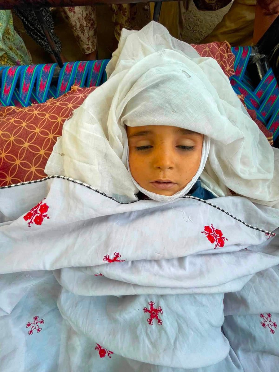 JUI_NW's tweet photo. آج یہ بچہ تحصیل شیواہ شمالی وزیرستان میں موجود ایف سی 241 وینگ کے کواڈکاپٹر ڈرون اٹیک میں مارا گیا۔۔
علاقہ مکینوں نے اس حوالے سے کرنل سے ملاقات کی تو کرنل نے یہ کہتے ہوئے اس بچے کی شہادت پر معذرت کی کہ ہمیں اطلاع تھی کہ یہاں آس پاس خوارج موجود ہیں، اس لئے ہم نے ڈرون اٹیک کیا 
نوٹ: اس حملے میں اس معصوم بچے کے علاوہ کسی خوارج کو خروش تک نہیں آئی ہے
@OfficialDGISPR