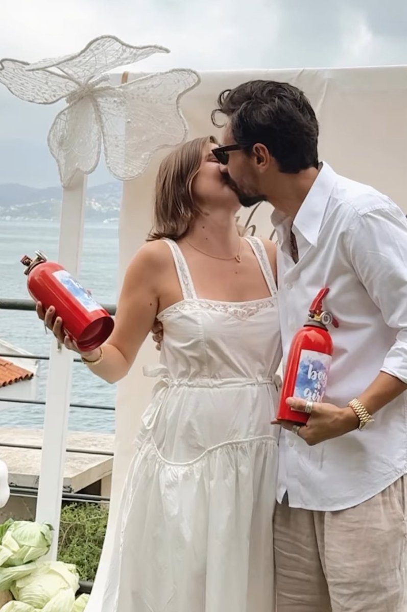 gravitazionale2's tweet photo. MIO DIOOOOO LA MIA PICCOLINA È INCINTA DI UNA FEMMINUCCIA 🎀 MI SCOPPIA IL CUORE . NON ME LO ASPETTAVO https://t.co/UETibsTMdA