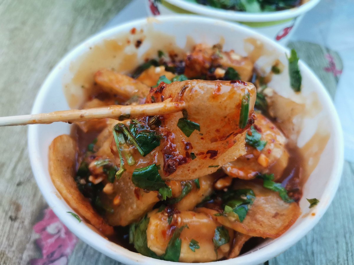 Premkumar442's tweet photo. Late-night street snack hit: Crispy fried stinky tofu with spicy sauce  Perfect for chasing away the chill after work!， https://t.co/80FsvYPW91
