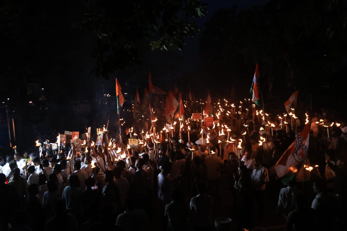 IYC's tweet photo. छात्रों पर हुई बर्बरता के खिलाफ भुवनेश्वर की सड़कों पर जलीं हजारों मशालें। 🔥

IYC अध्यक्ष @UdayBhanuIYC और ओडिशा कांग्रेस अध्यक्ष @BhaktaCharanDas के साथ युवाओं ने बुलंद की एक आवाज़..

छात्रों पर लाठी-पैलेट का जवाब चाहिए। अमित शाह की बर्खास्तगी चाहिए 👊 https://t.co/y2S7jrurdd