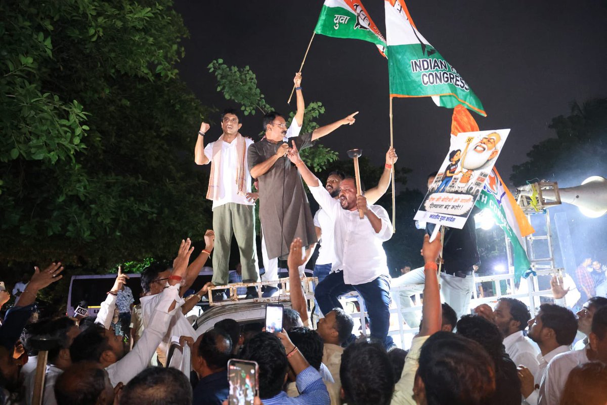 IYC's tweet photo. छात्रों पर हुई बर्बरता के खिलाफ भुवनेश्वर की सड़कों पर जलीं हजारों मशालें। 🔥

IYC अध्यक्ष @UdayBhanuIYC और ओडिशा कांग्रेस अध्यक्ष @BhaktaCharanDas के साथ युवाओं ने बुलंद की एक आवाज़..

छात्रों पर लाठी-पैलेट का जवाब चाहिए। अमित शाह की बर्खास्तगी चाहिए 👊 https://t.co/y2S7jrurdd