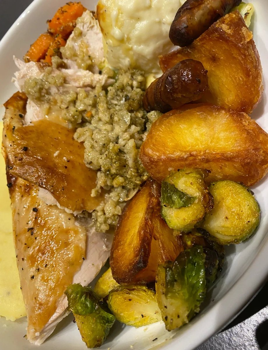 Jaffer10217292's tweet photo. Thanksgiving Feast Alert! Slow-roasted turkey, creamy mashed potatoes, and warm apple pie—your perfect holiday meal is here, only at our cafe!  #HolidayEats， https://t.co/jAv6dxojRR
