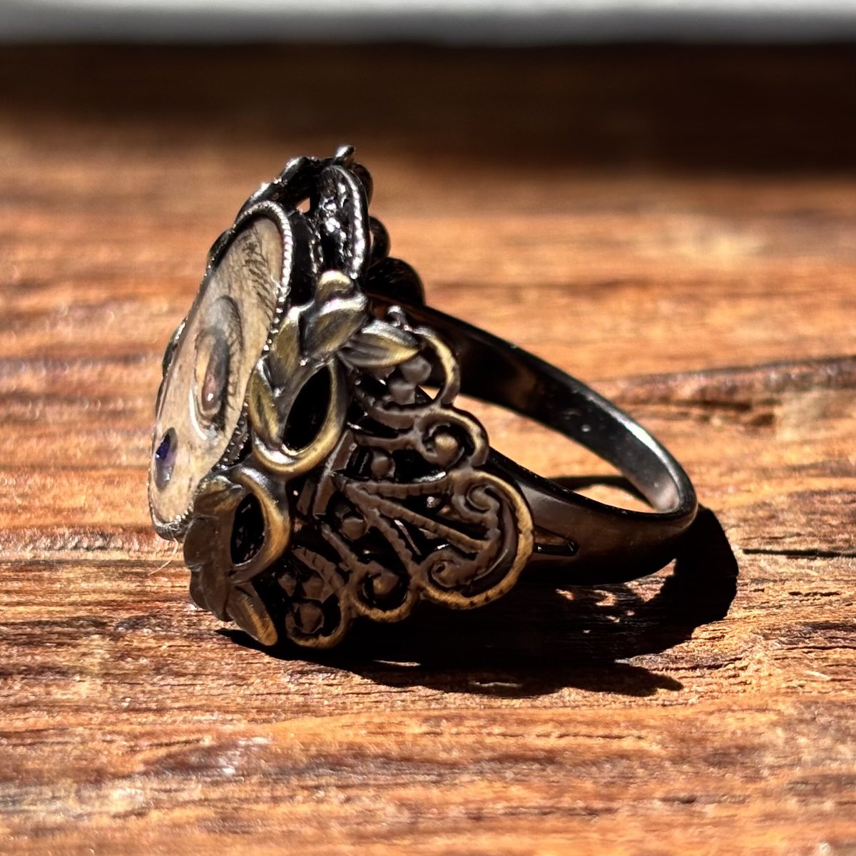 mal_mellow's tweet photo. “Lover's eye”drawing ring

18〜19世紀のヨーロッパで流行した「Lover’s Eye」

大切な人の“瞳だけ”を小さな肖像画として描き、誰の瞳かを秘密にしたまま身につけていた文化です。

その背景から着想を得て、アンティーク紙に1つ1つ異なる瞳を手描きし、「身につける絵画」として仕立てています。 https://t.co/h4c0hDZ2V6
