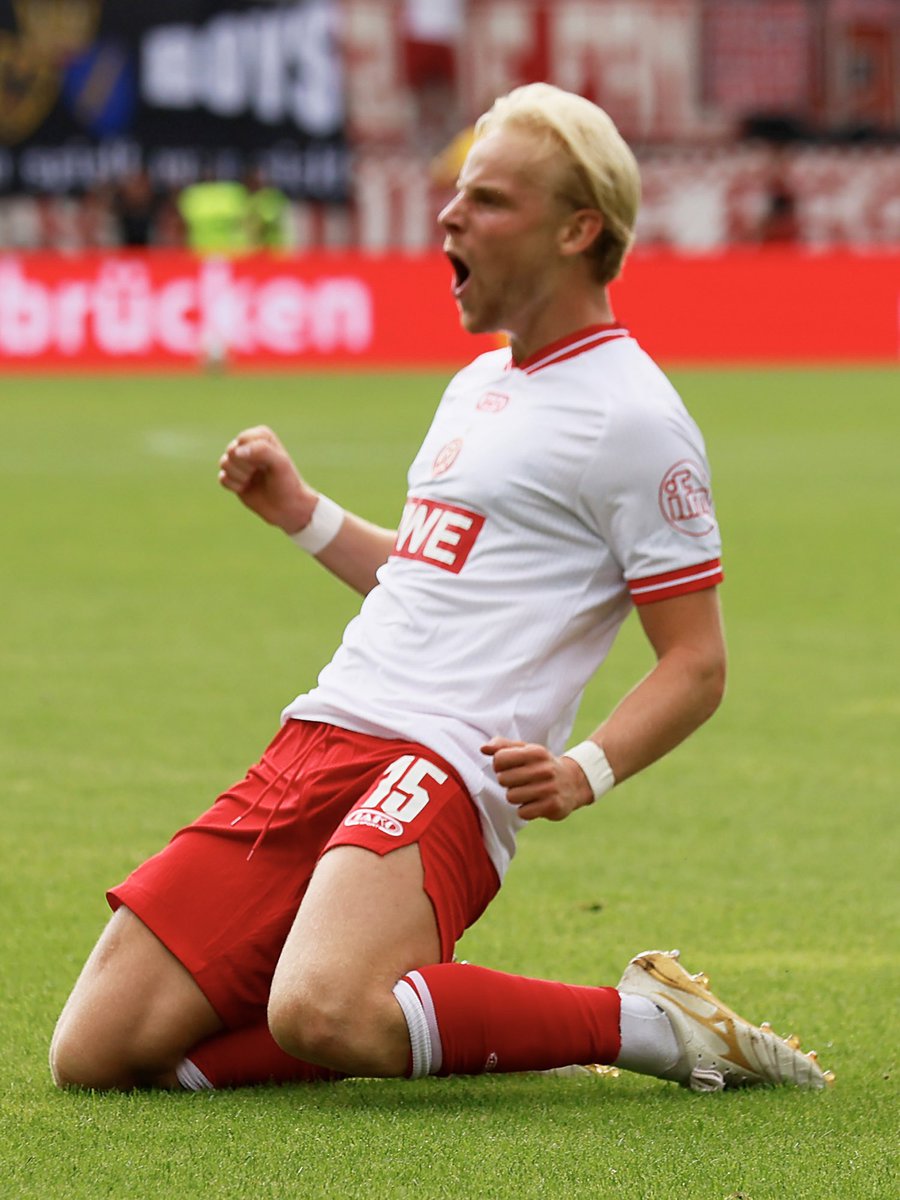 rot_weiss_essen's tweet photo. Der erste Jubel der Saison 👉🏼😍

#FCSRWE 0:1 | 10‘ https://t.co/GSX90LO6OV