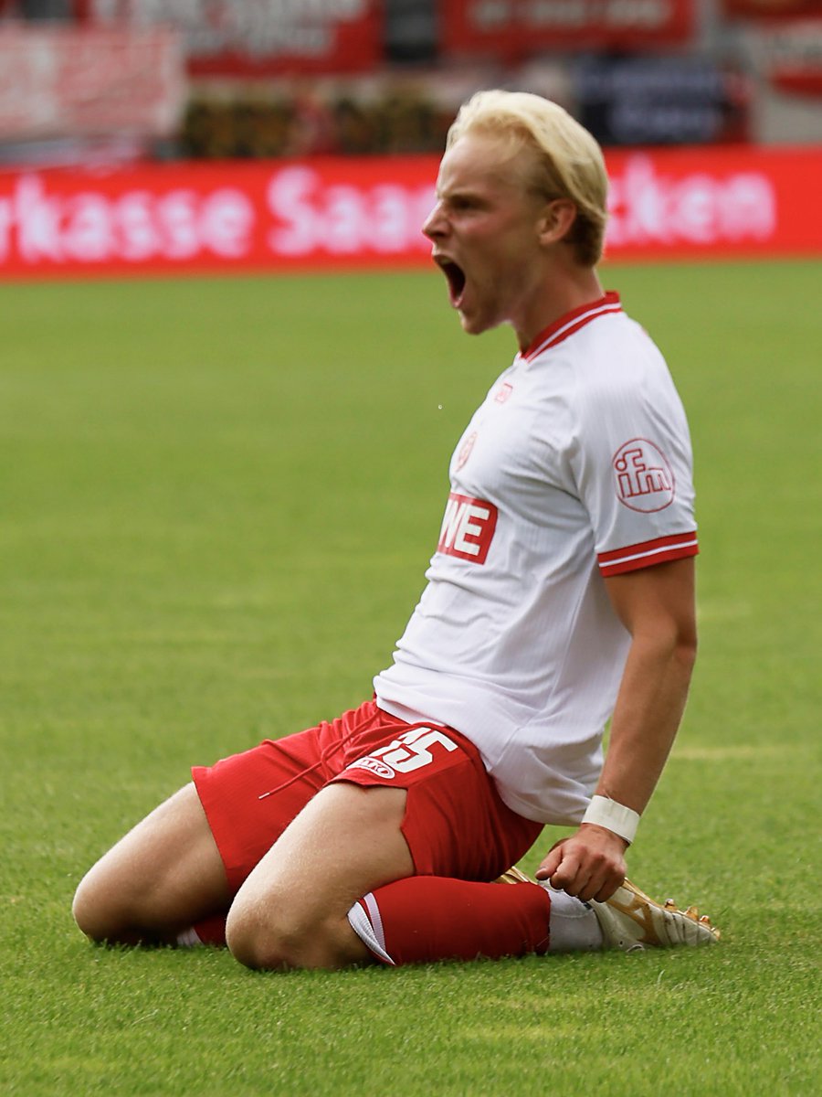 rot_weiss_essen's tweet photo. Der erste Jubel der Saison 👉🏼😍

#FCSRWE 0:1 | 10‘ https://t.co/GSX90LO6OV