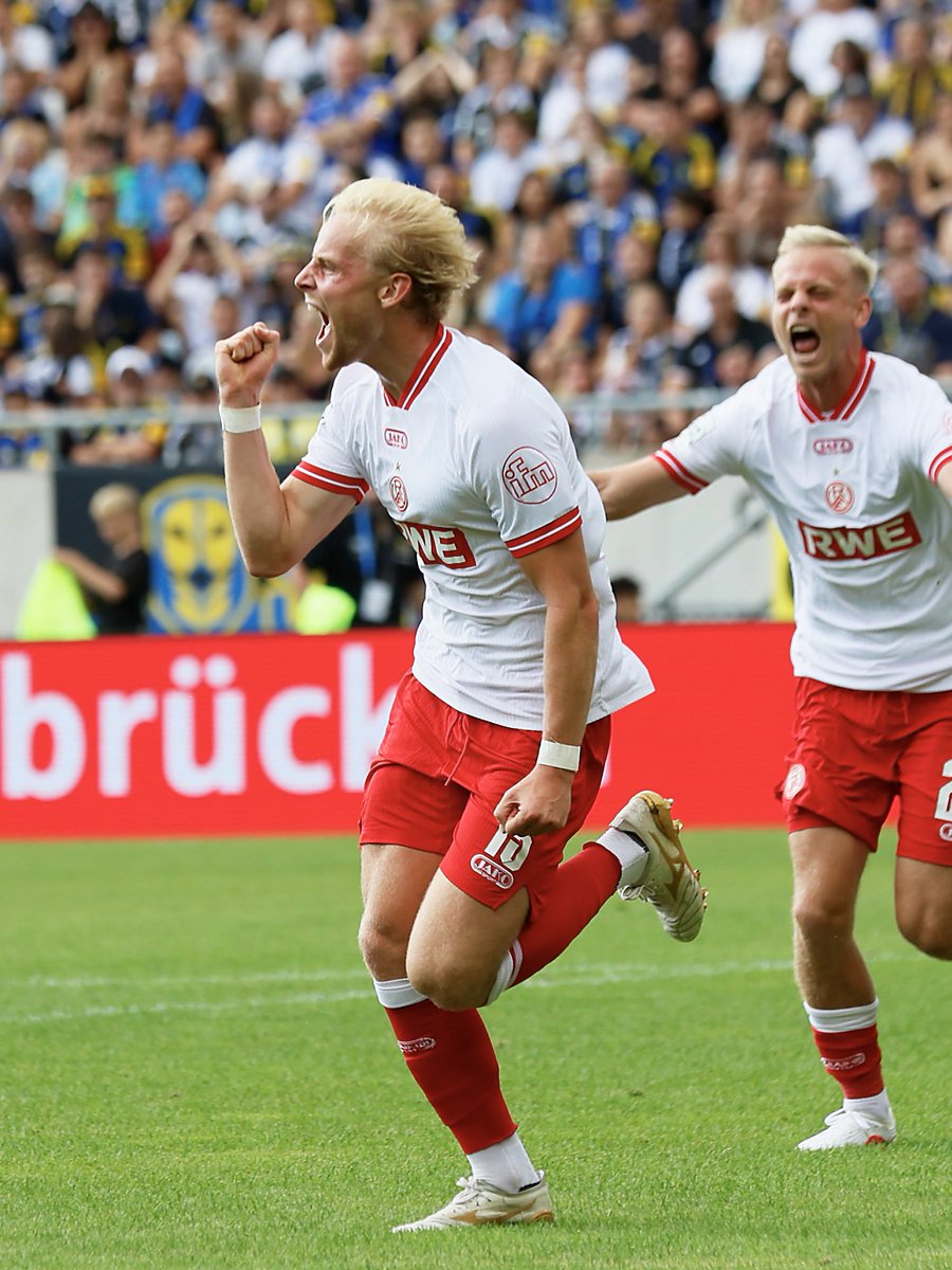 rot_weiss_essen's tweet photo. Der erste Jubel der Saison 👉🏼😍

#FCSRWE 0:1 | 10‘ https://t.co/GSX90LO6OV
