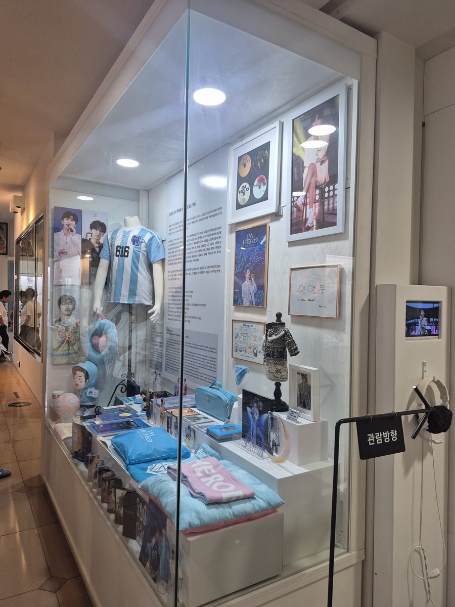 dER5onLQsR9eNpY's tweet photo. 경주 여행 중 우연히 들른 대중문화박물관
‘임영웅 존’ 발견💙
너무 좋아서 소리 지를 뻔…ㅎㅎ
전시품 전부 팬 기증이라 더 감동✨

#임영웅 #limyoungwoong #경주대중문화박물관 https://t.co/Wwv6oIrT5W