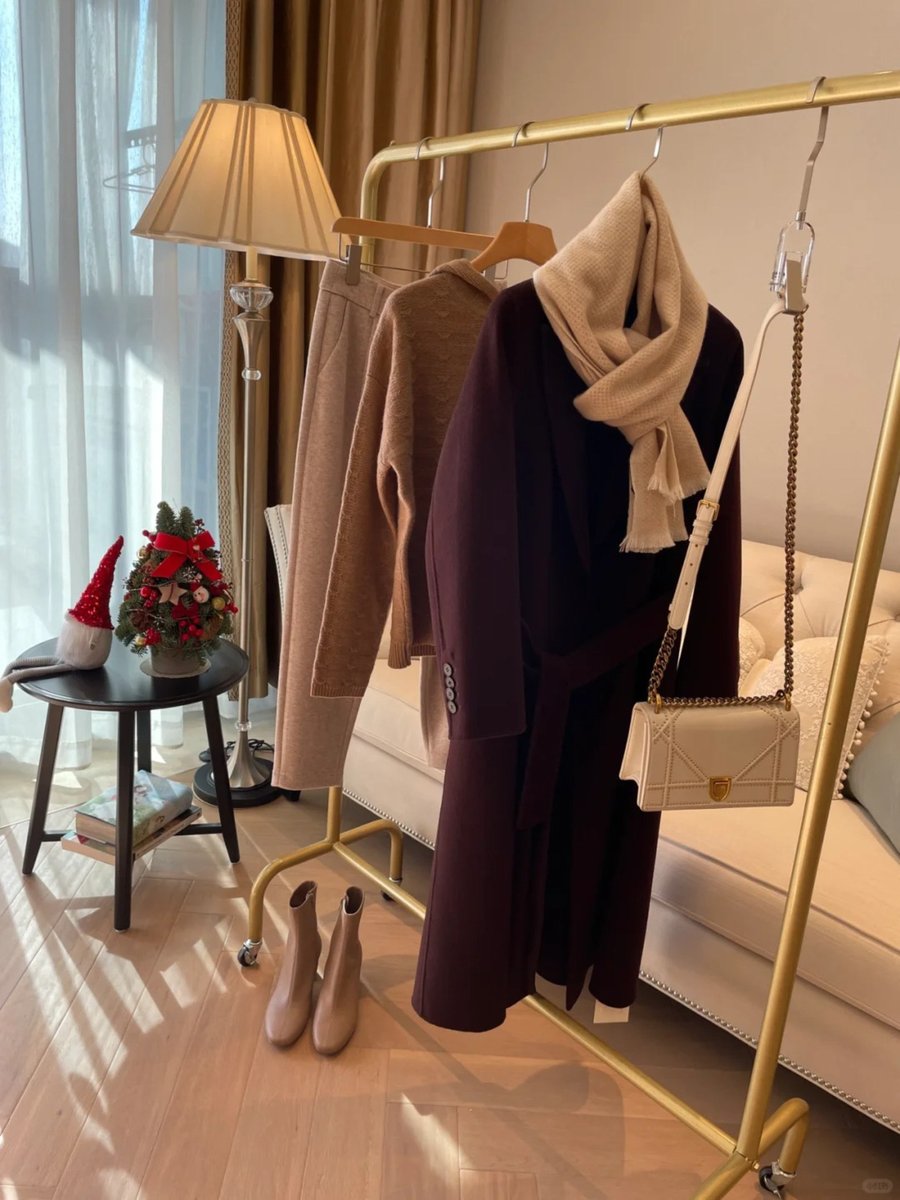 xCocabo's tweet photo. Just finished this cozy hand-knit wool scarf for the autumn chill  Soft, warm, and 100% made with love – no fast fashion here! Perfect for gifting or treating yourself. What’s your go-to手工 craft #HandmadeWithLove #CraftLife https://t.co/0l5SDjLNa9