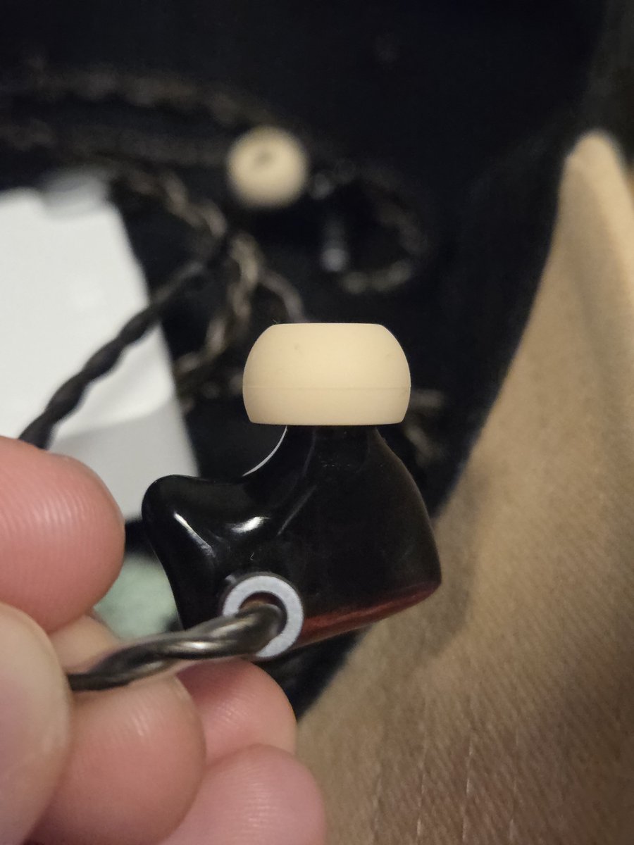 scouy_'s tweet photo. My KBEAR 4540 Coffee tips order arrived on Friday. These are super comfortable, cheap and quality tips from my first impression. Put them on my Melody Wings Venus and Jupiter so far. As you can see in the picture they're wide and short tips, great long nozzle shallow fit☕🤎 https://t.co/HQ9hoDcS2d