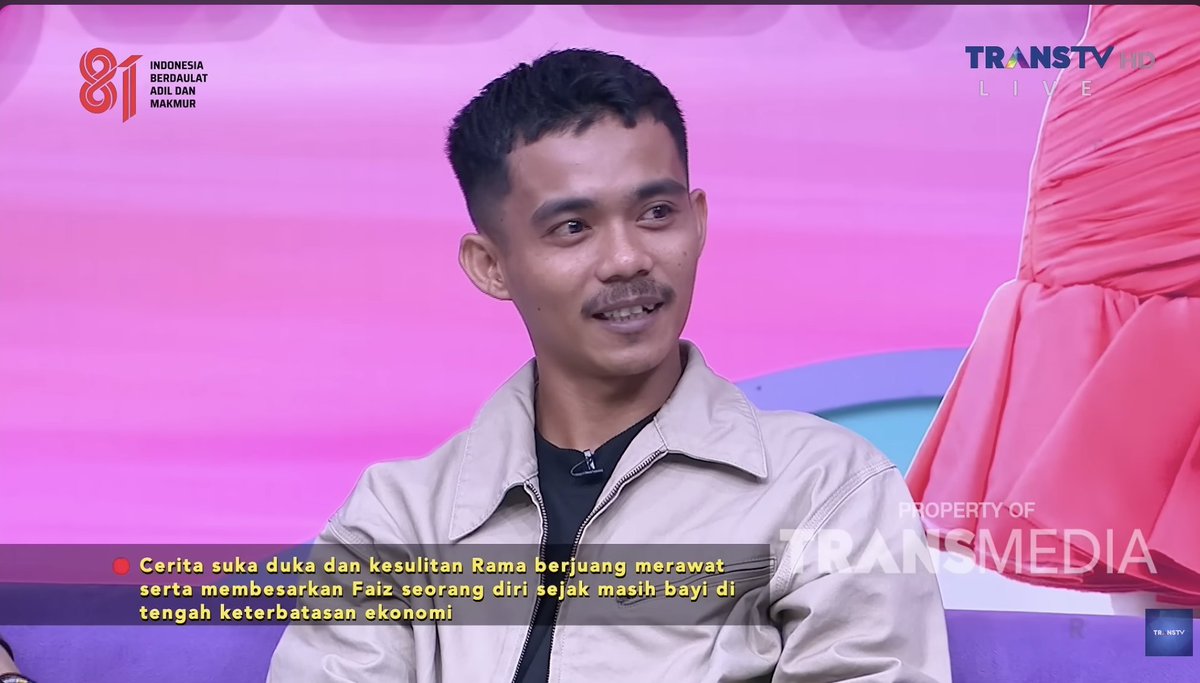 LambeSahamjja's tweet photo. cerita abang maxim yang viral ninggalin anaknya sendirian waktu narik orderan:
- anaknya namanya faiz umur 19 bulan
- mamanya udah pisah sejak faiz masih dalam kandungan
- alasan pisahnya katanya mamanya selingkuh
- sebelum lahir udah ada perjanjian kalau anaknya bakal ikut mas rama
- pas lahiran langsung diambil sama mas rama
- anaknya dikasih susu formula bukan asi
- katanya dia enggak percaya nitipin anaknya ke orang lain termasuk tetangga
- dia kerja ngojek dari jam 6 pagi sampe kadang jam 10 malam
- kalau anaknya lagi bangun dibawa ikut naik motor
- kalau lagi tidur ditinggal di kontrakan
- ada cctv buat mantau tapi itu pun dibeliin sama netizen
- sebelum berangkat kerja dia kasih makan dulu
- pulang siang buat kasih makan lagi
- katanya tiap hari ngerasa bersalah
- katanya sempat kepikiran buat akhirin hidupnya, 
- bahkan tal1 itu masih disimpen sampe sekarang
- mamanya faiz tahu soal kondisi ini tapi katanya 
- responnya cuma "masa bodoh"
- mamanya juga udah pernah papasan sama faiz di jalan 
- tapi enggak ada reaksi apa-apa
- rencana ke depan katanya masih mau ngojek sambil ngumpulin modal usaha