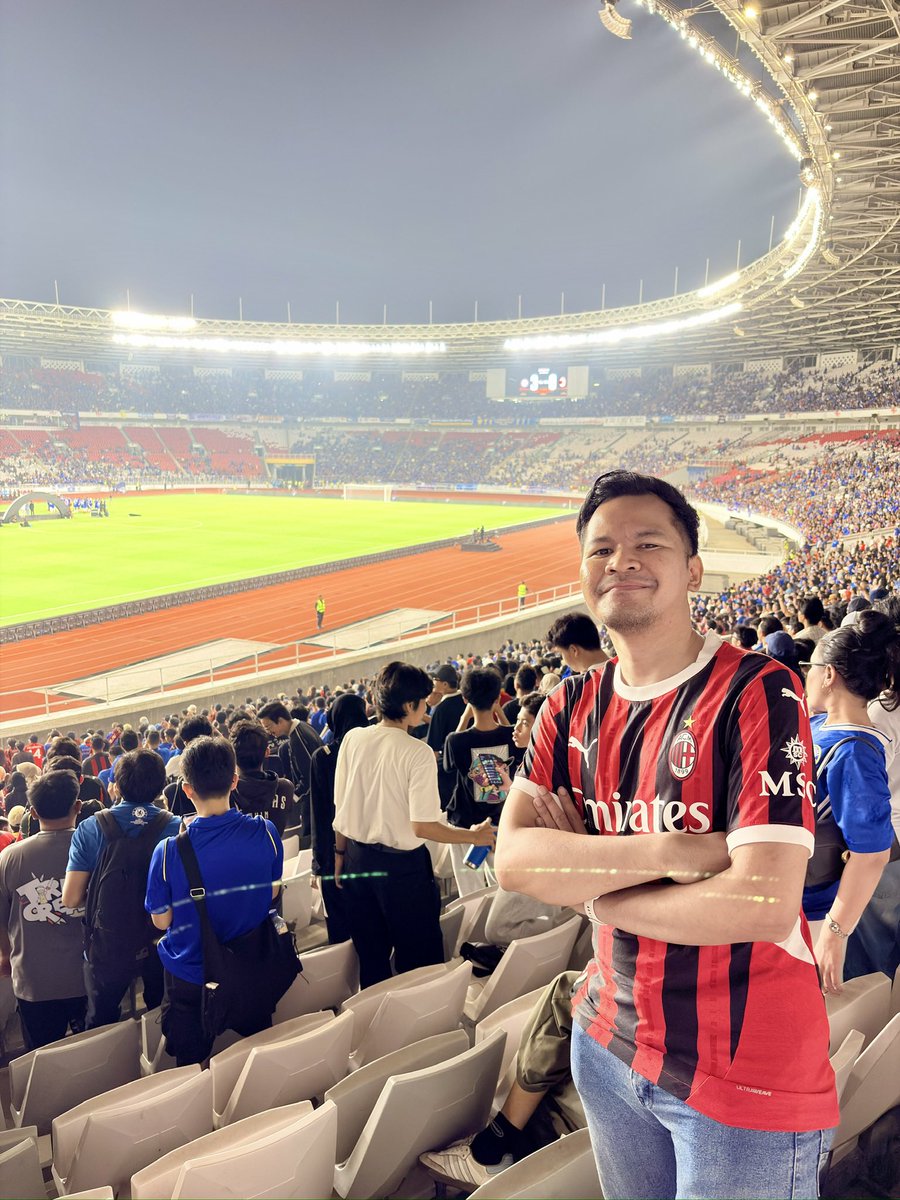 subhan_2nd's tweet photo. ONE OF THE BIGGEST DREAM IN MY LIFE ACHIEVED.

(long short story)
Dari kecil, salah satu impian gue tuh:
bisa nonton AC Milan langsung di stadion.
Kemarin, mimpi itu benar-benar jadi kenyataan.
Pertama kali gue ke stadion… dan itu Milan.

ForzaMilan❤️🖤
#AmorimOut https://t.co/ceLhVwArxc