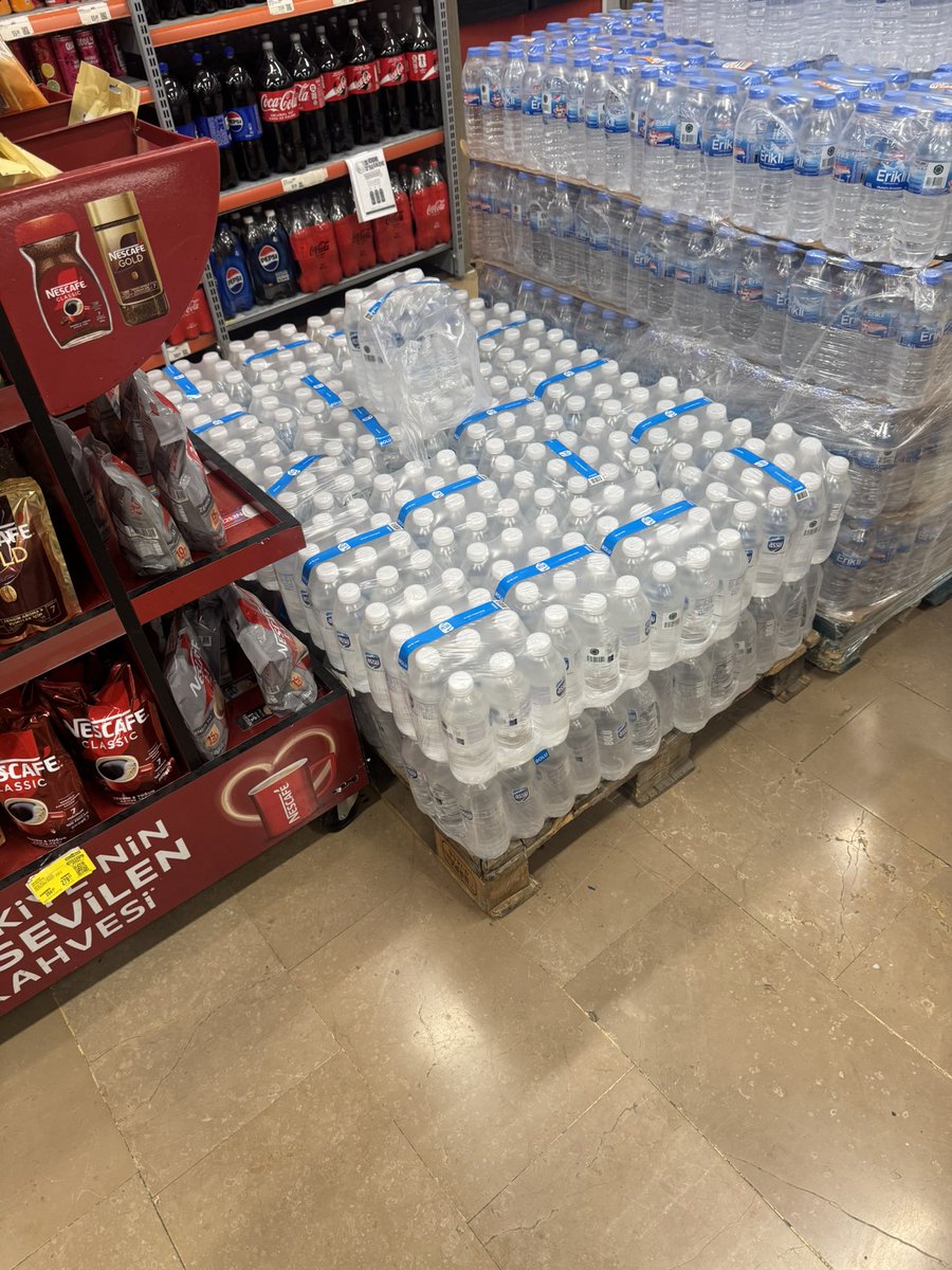 mnacgg's tweet photo. Migroslarda 500ml lik 19,9₺ olan su dolaba konuyor,  6,90 lık su dolaba konmuyor. Buna kimse dur demeyecek mi gerçekten? @ticaret https://t.co/0wk2YhhFOa